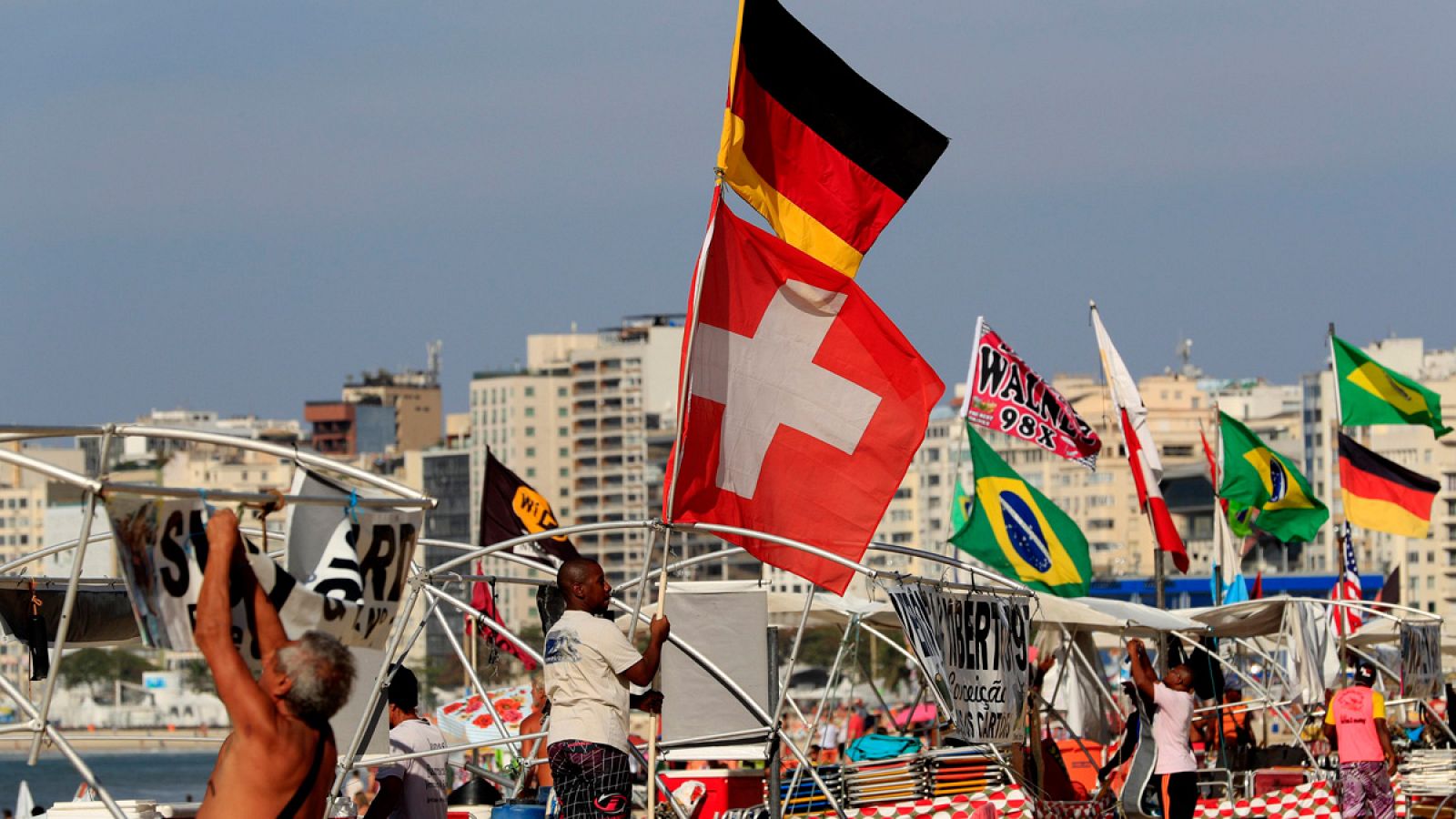 Banderas en la playa de Copacabana
