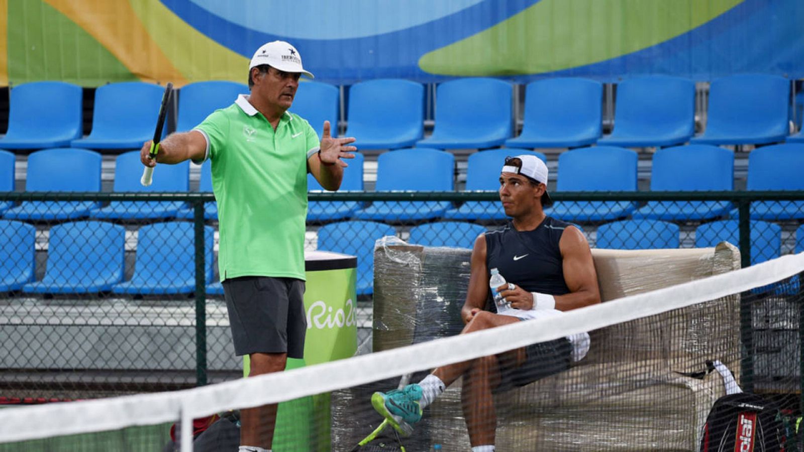 Rafa Nadal, junto a su tío y entrenador Toni Nadal, durante un entrenamiento