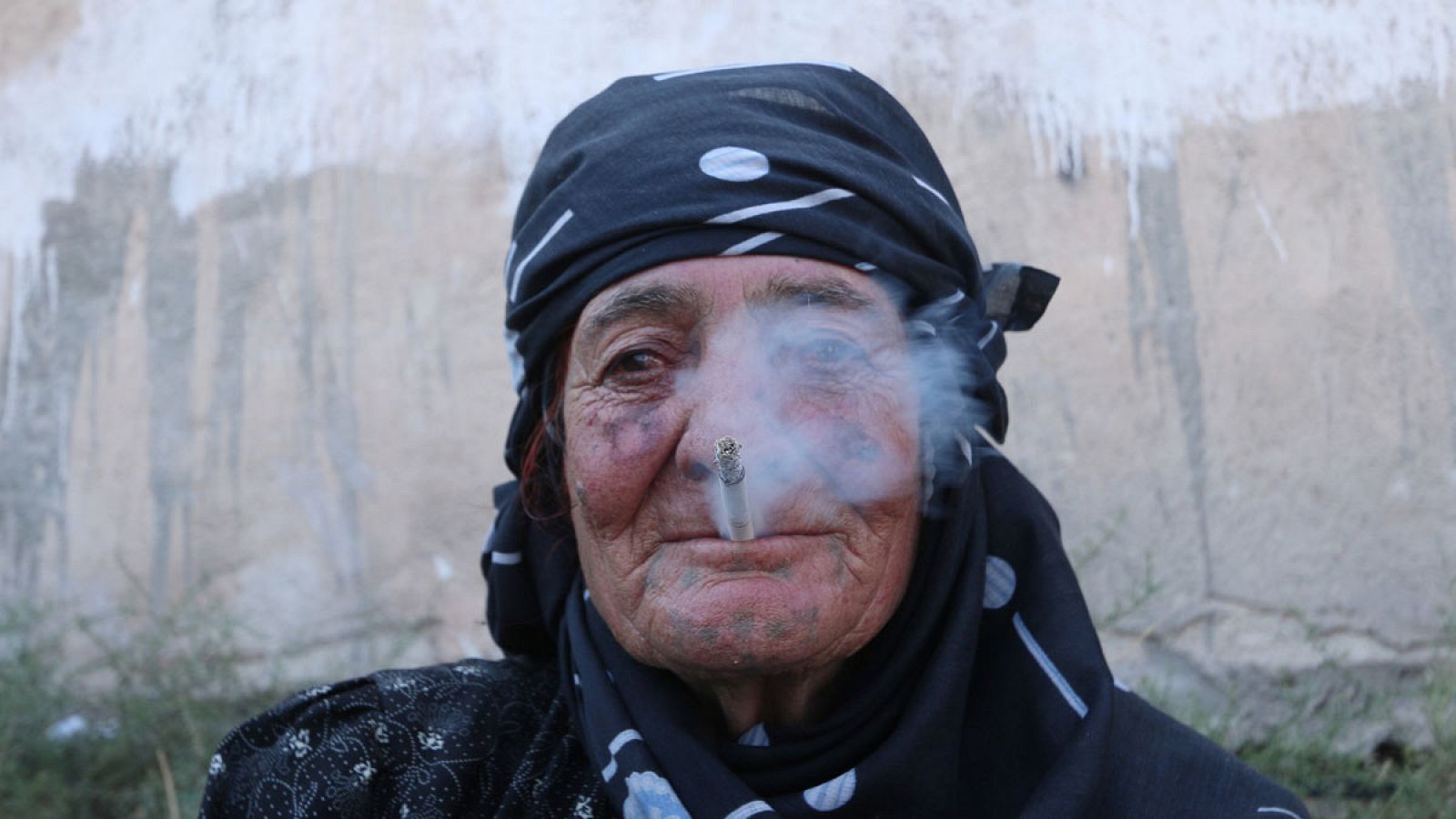 Una mujer fuma tras conocer que las Fuerzas de Siria Democrática han logrado controlar la ciudad siria de Manjib, uno de los bastiones del Estado Islámico.