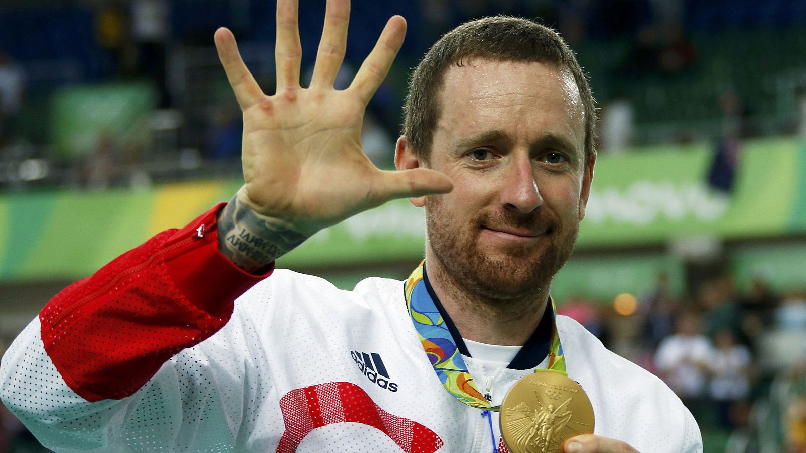 Bradley Wiggins muestra los cinco dedos festejando sus cinco oros en Juegos Olímpicos, tras el logrado en Río en persecución por equipos.