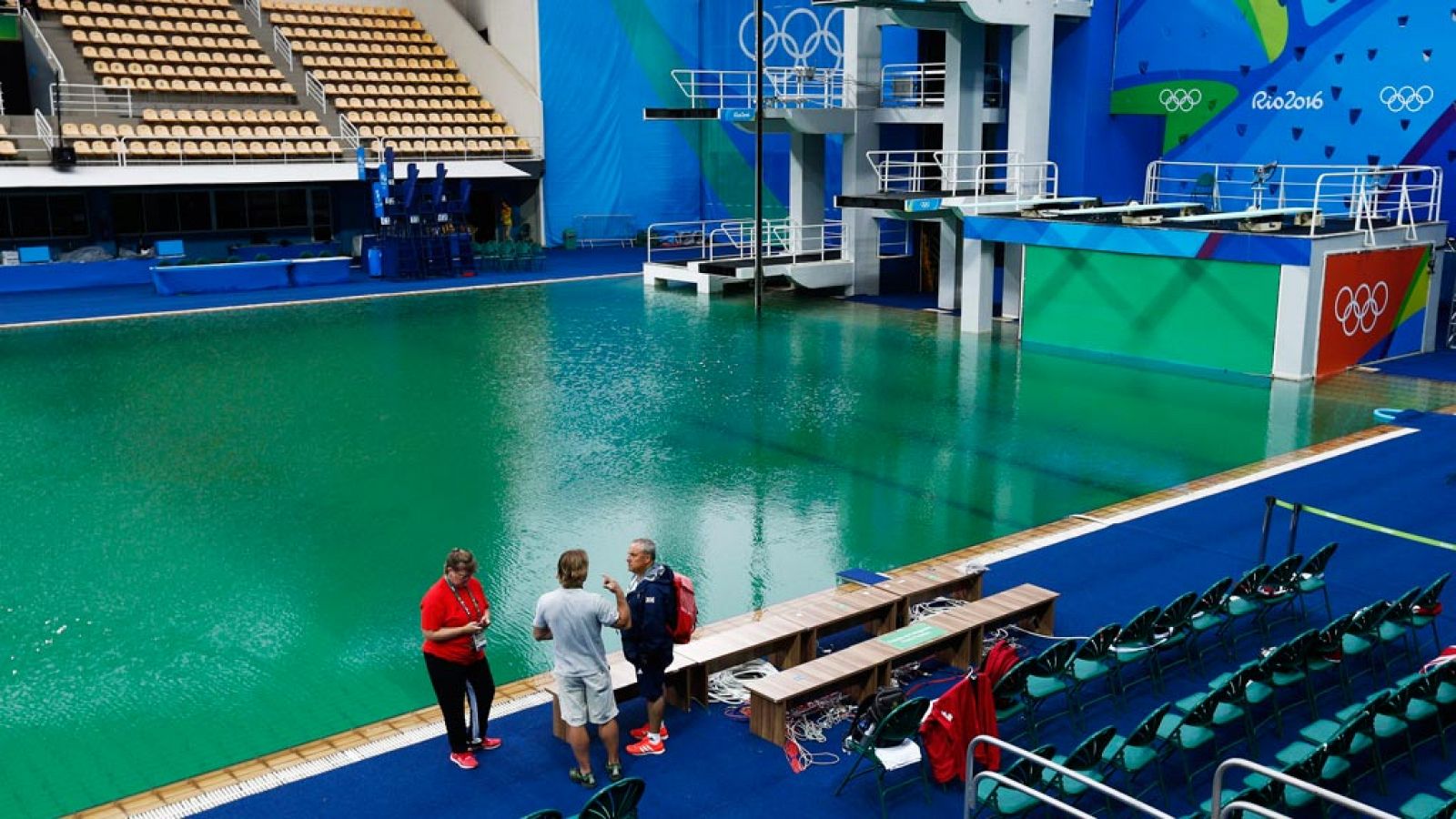 Imagen de la piscina de saltos, con el característico color verdoso