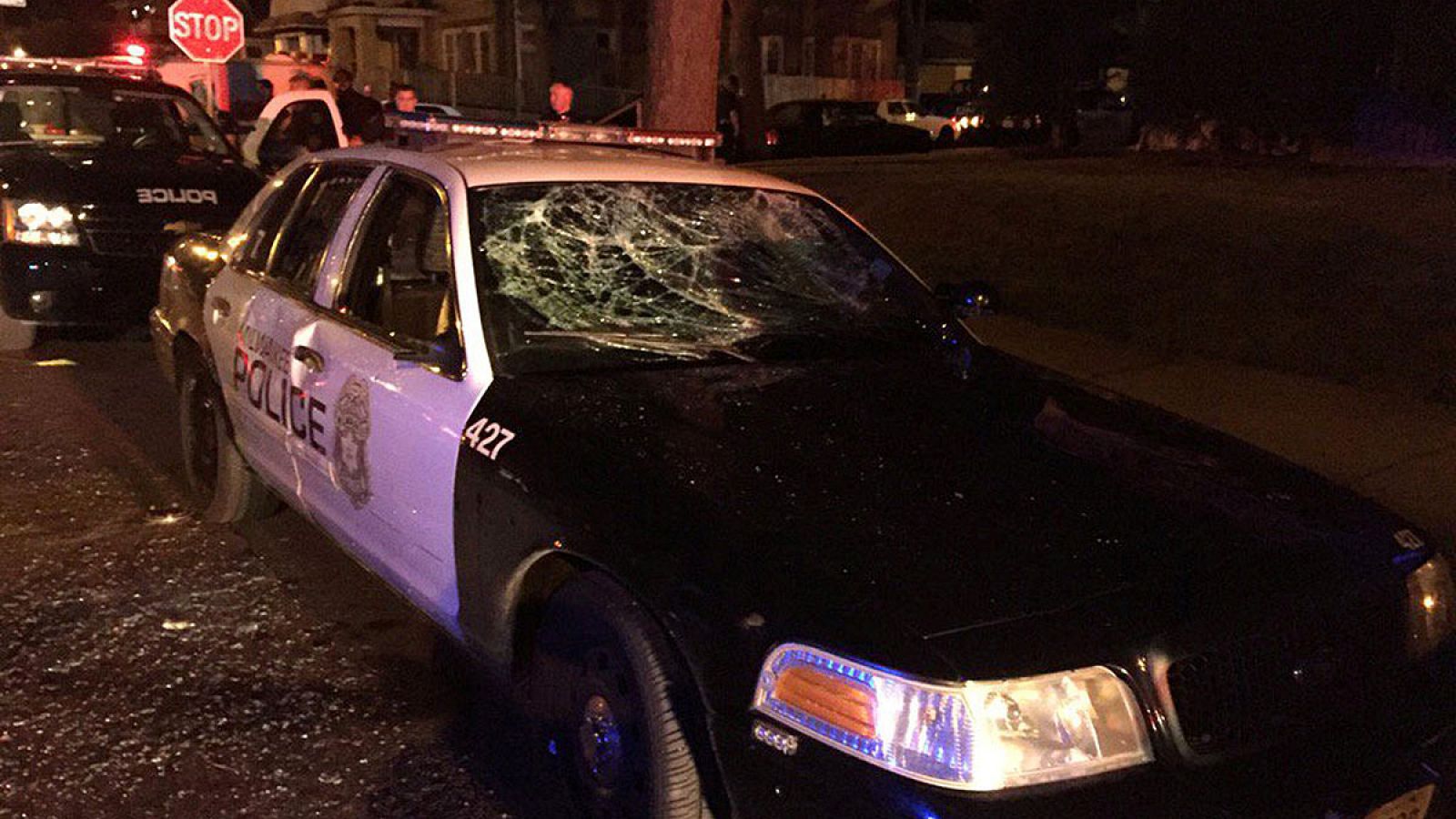 Destrozos en un coche de Policía tras los disturbios en Milwaukee