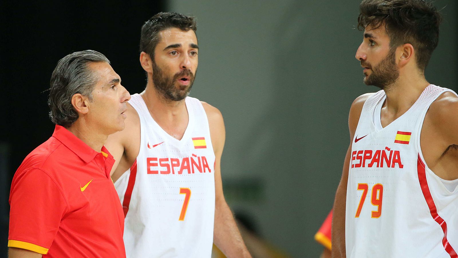 Sergio Scariolo (izq) da instrucciones a Juan Carlos Navarro (dcha)