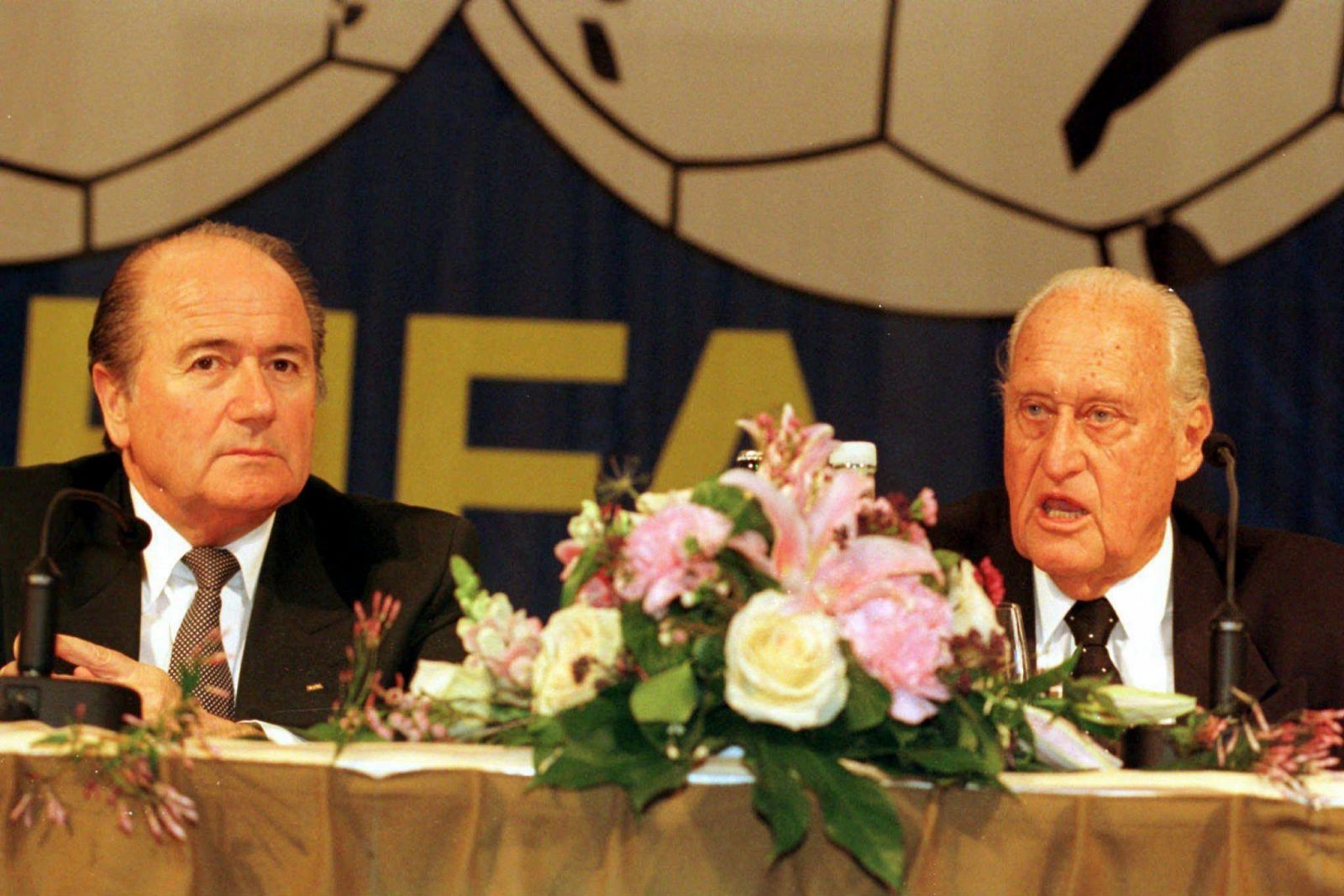 Havelange (derecha) junto a su sucesor Blatter en una imagen de 1998.