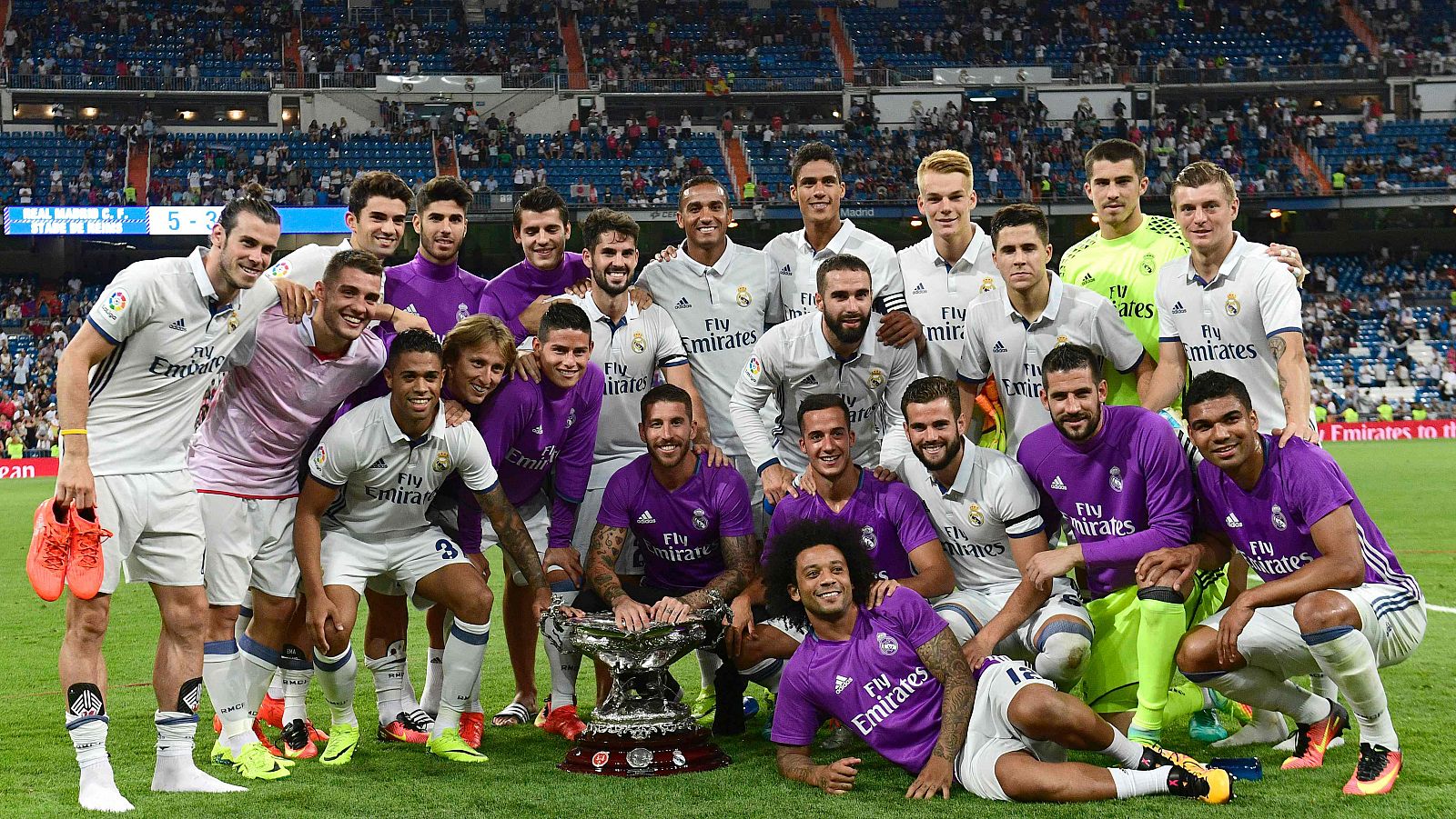 El Real Madrid posa con el Trofeo Santiago Bernabéu 2016