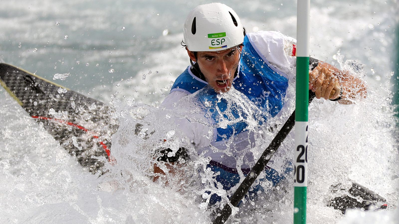 Ander Elosegui en la bajada de las semifinales de C1 en aguas bravas disputada en Río 2016. Se clasificó a la final y acabó octavo en el torneo olímpico.