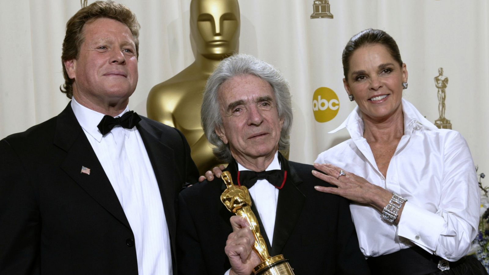 Arthur Hiller, con  Ryan O'Neal y Ali McGraw, en la ceremonia de los Oscar de 2002 en la que recibió el premio Jean Hersholt.