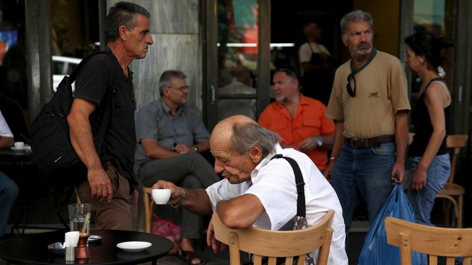 Gente en un bar de Atenas, Grecia, en una imagen de archivo