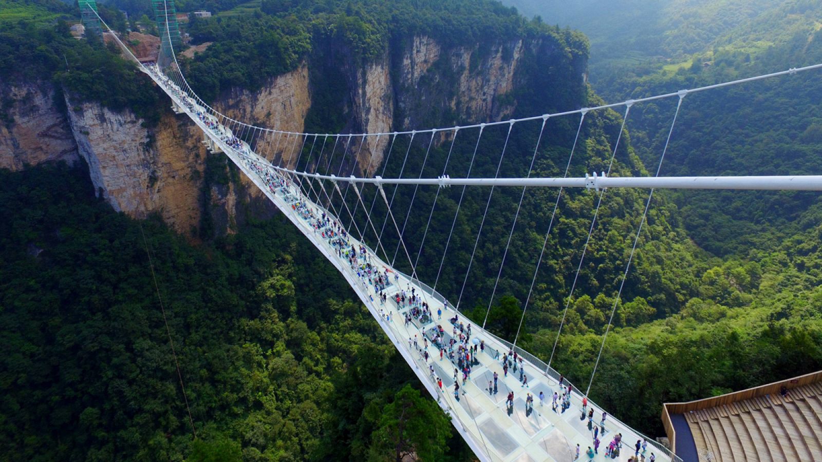 El puente de cristal más largo y alto del mundo se encuentra sobre el Parque natural de Zhangijajlie, en la provincia china de Hunan.