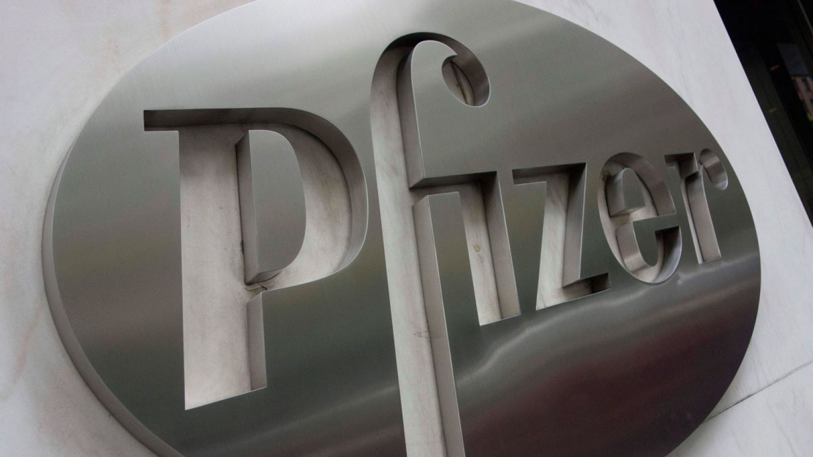 Logotipo de Pfizer en la entrada de la sede de la compañía en Nueva York, Estados Unidos