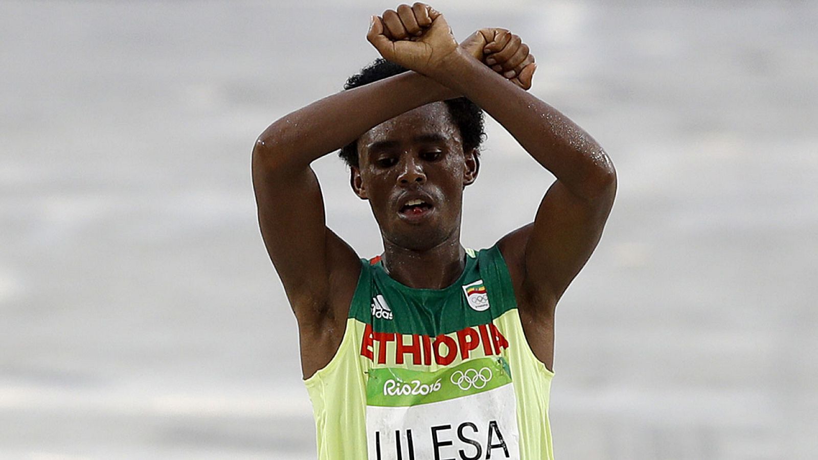 El atleta etíope Feyisa Lilesa realiza un gesto protesta contra la represión del gobierno de su país contra su etnia.