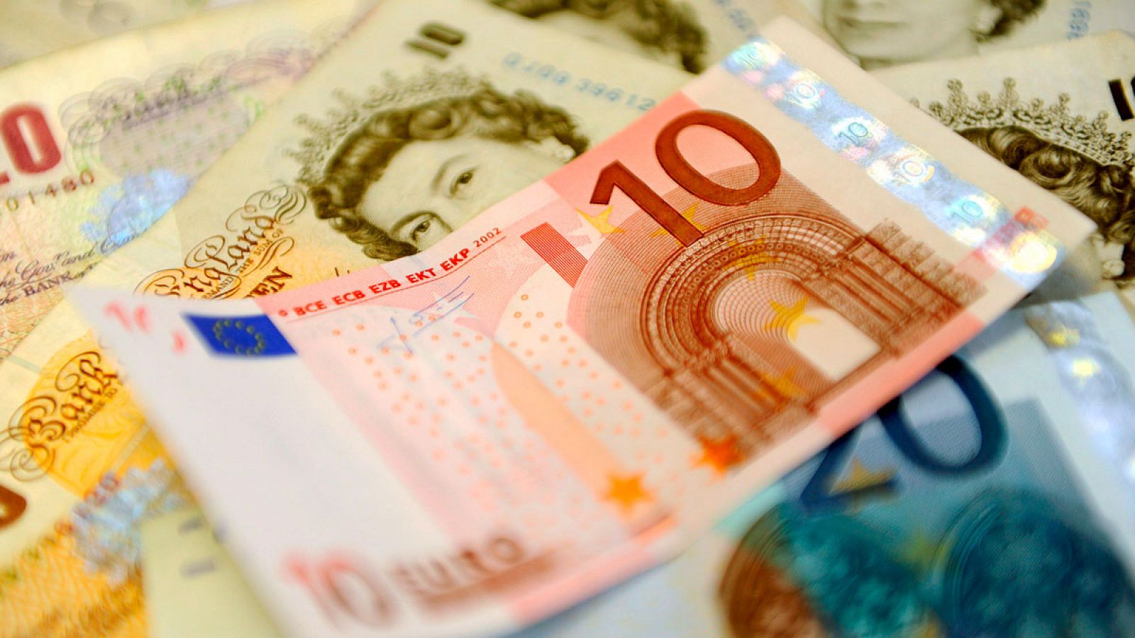Billetes de euro y de libra esterlina