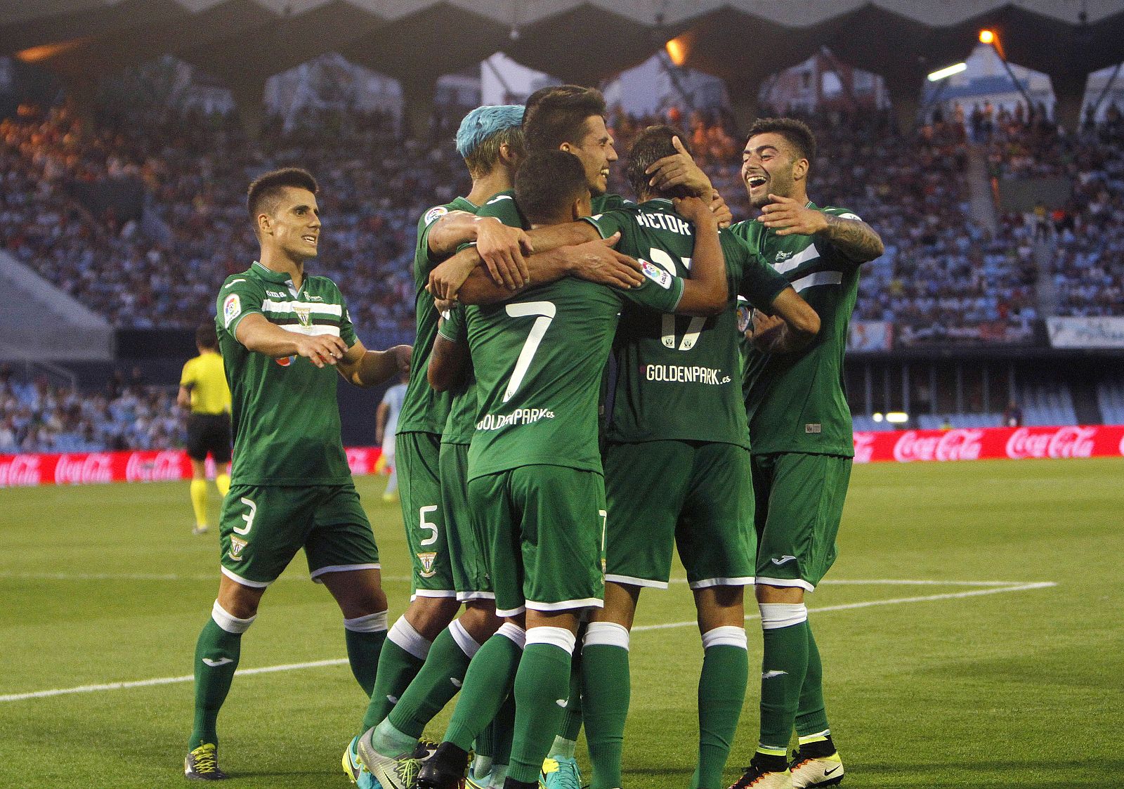 Los jugadores del del Leganés celebran el primer gol marcado al Celta de Vigo.