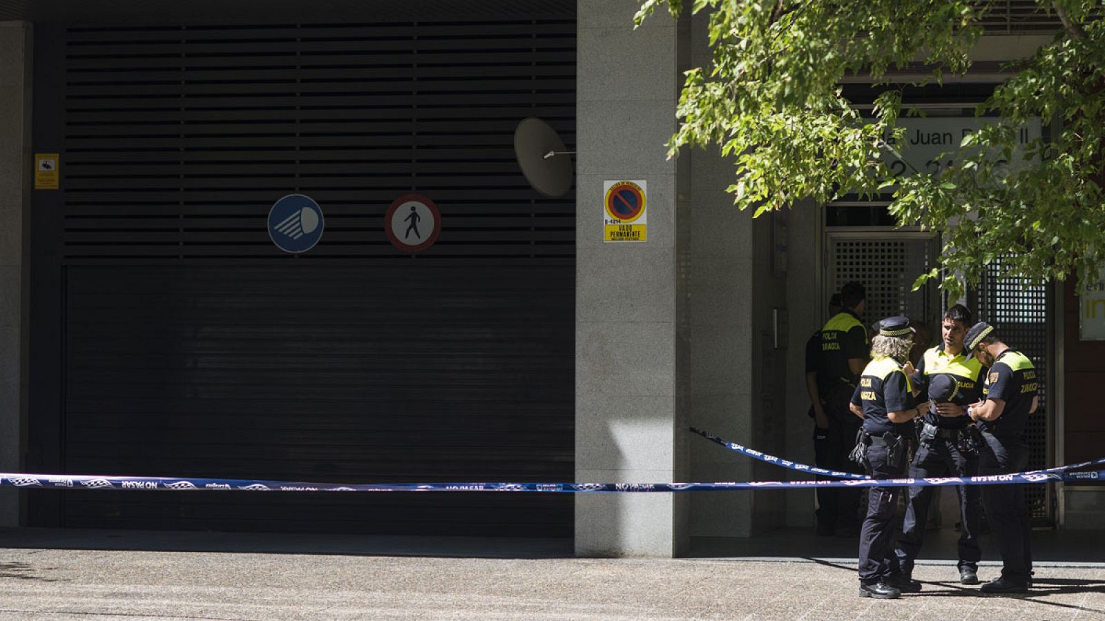 Agentes custodian la zona donde un hombre ha disparado contra su exmujer en Zaragoza