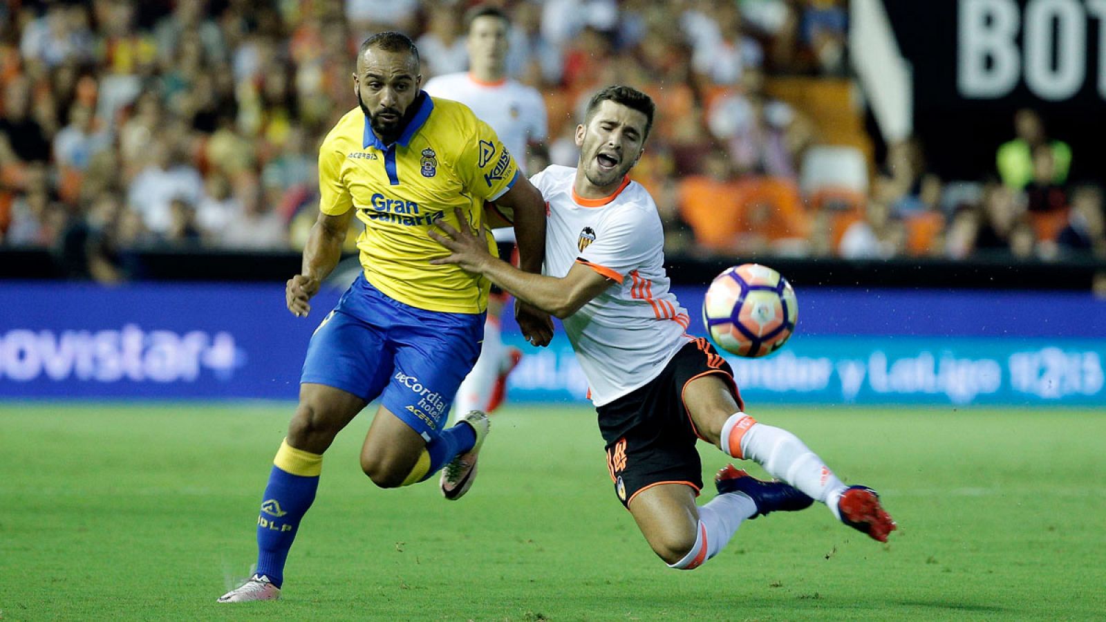 Un momento del encuentro entre el Valencia y Las Pamas en la primera jornada de Liga de Primera División