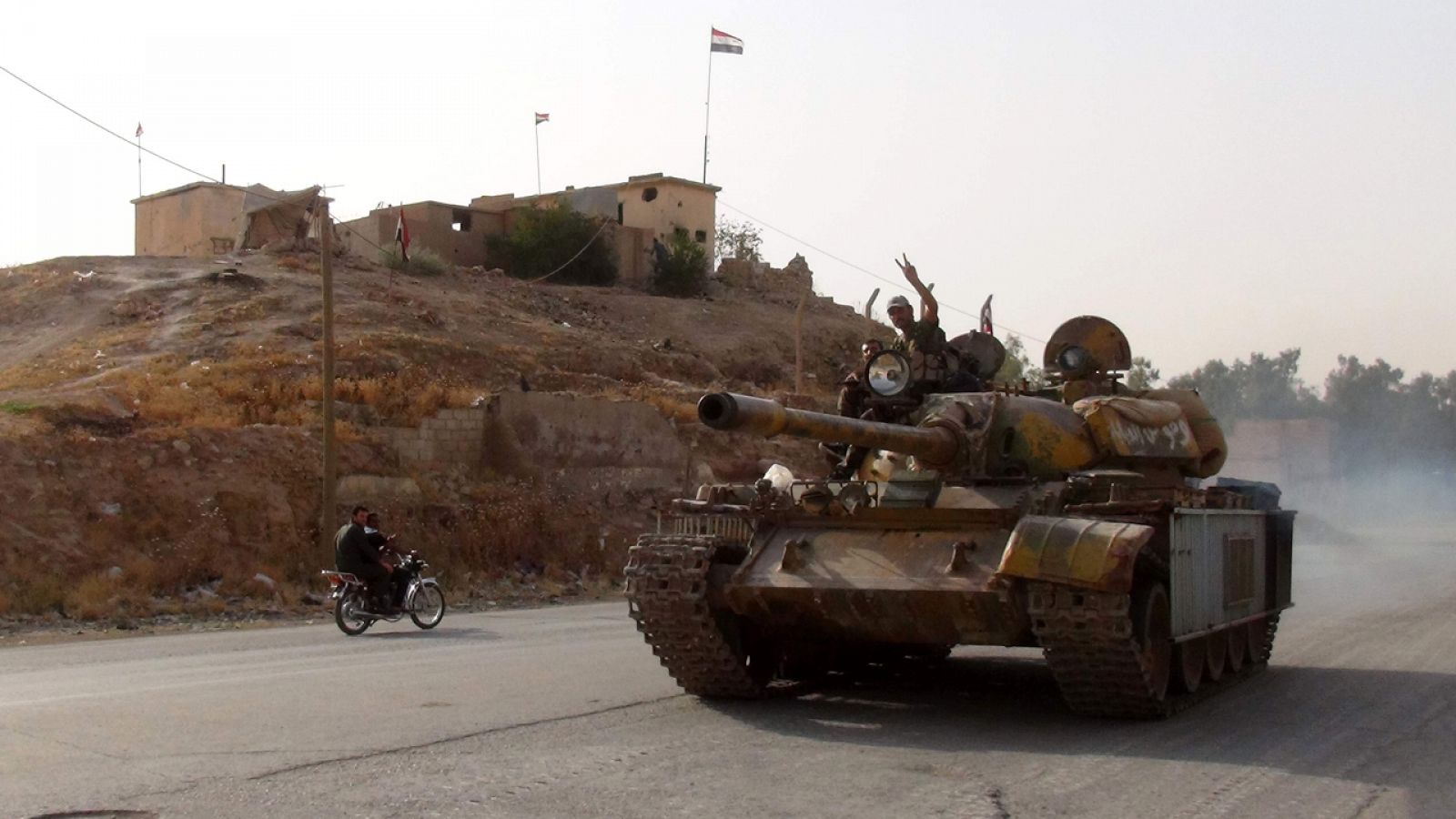 Un tanque del ejército de Asad en lucha con fuerzas kurdas en la ciudad siria de Hasaka