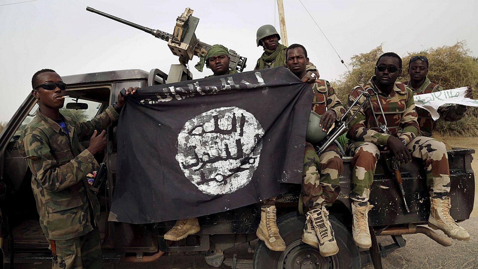 Soldados del Ejército de Nigeria sostienen una bandera de Boko Haram tras retomar el control de la ciudad de Damasak.