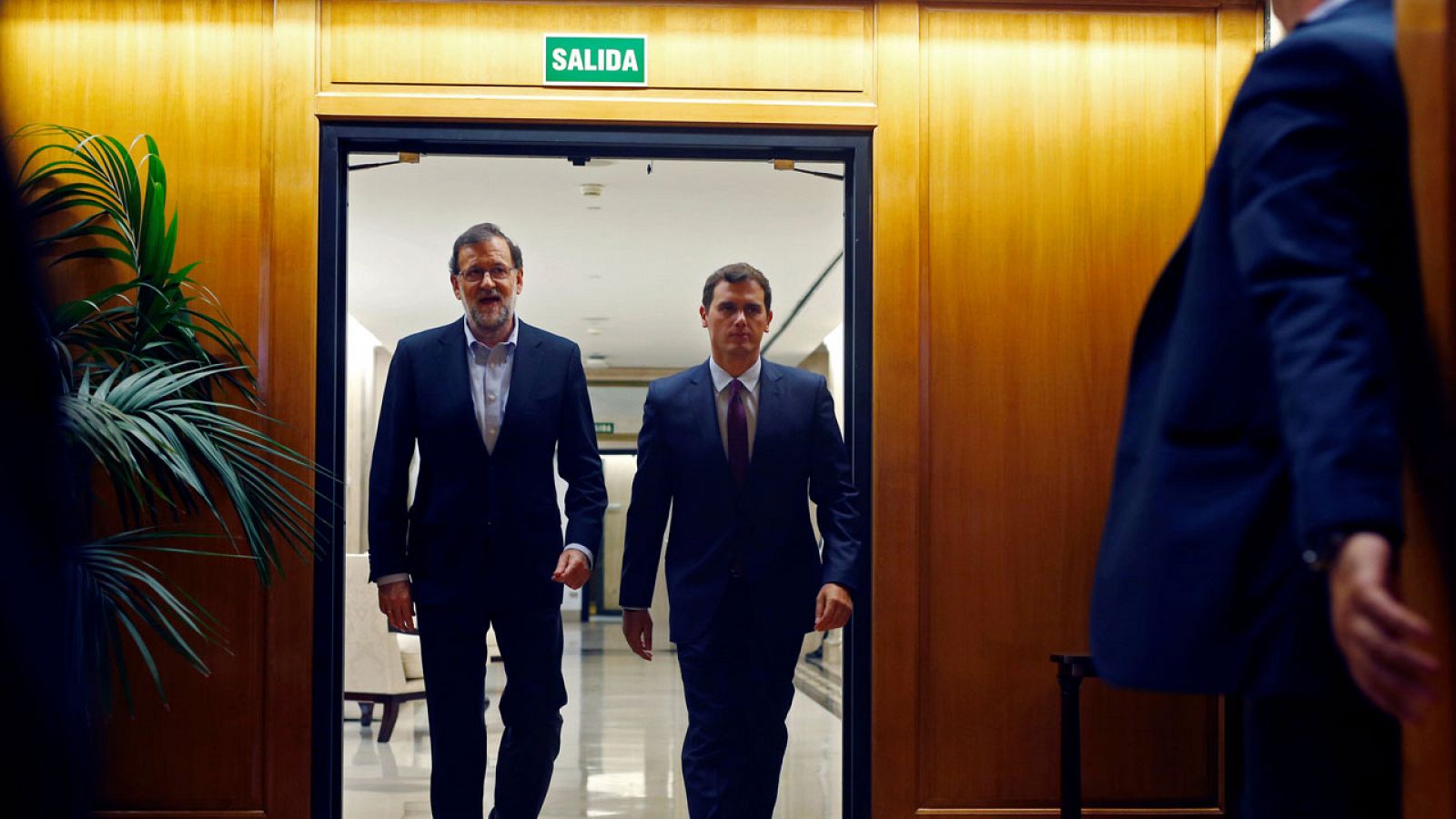 El candidato del PP a la Presidencia, Mariano Rajoy (i), y el líder de Ciudadanos, Albert Rivera