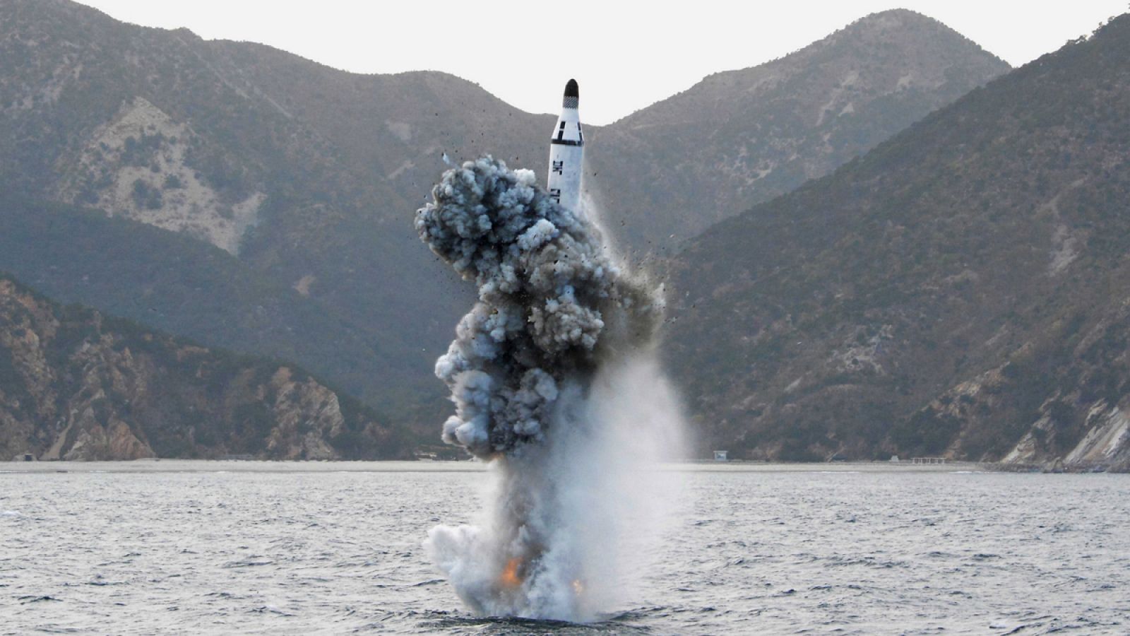 Imagen sin datar distribuida por la Agencia de noticias de Corea del Norte (KCNA) de un misil balísitico lanzado desde un submarino.
