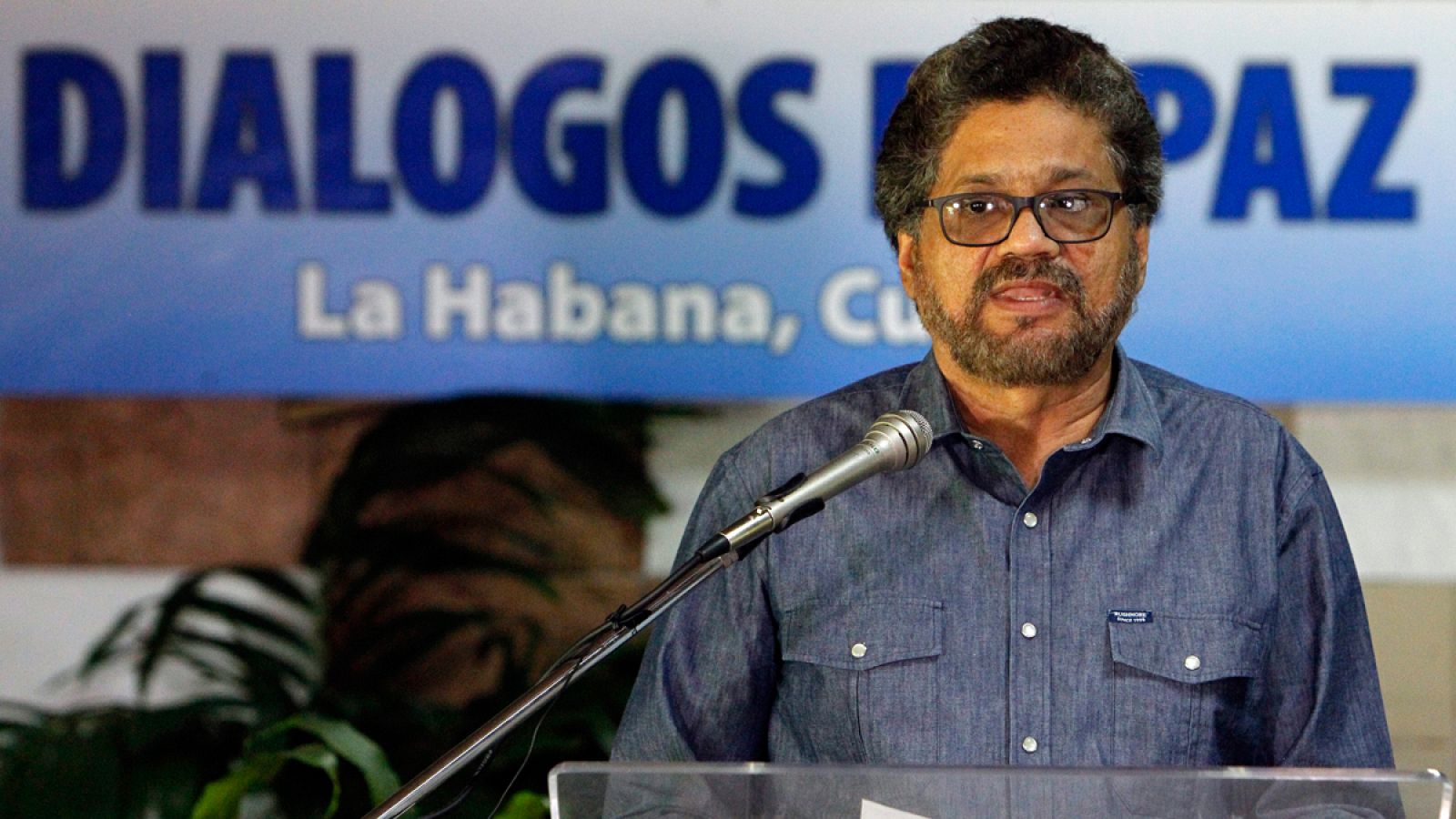 Imagen de archivo de uno de los líderes de las FARC, Luciano Marín alias "Iván Márquez", durante los diálogos de paz en La Habana en octubre de 2015.