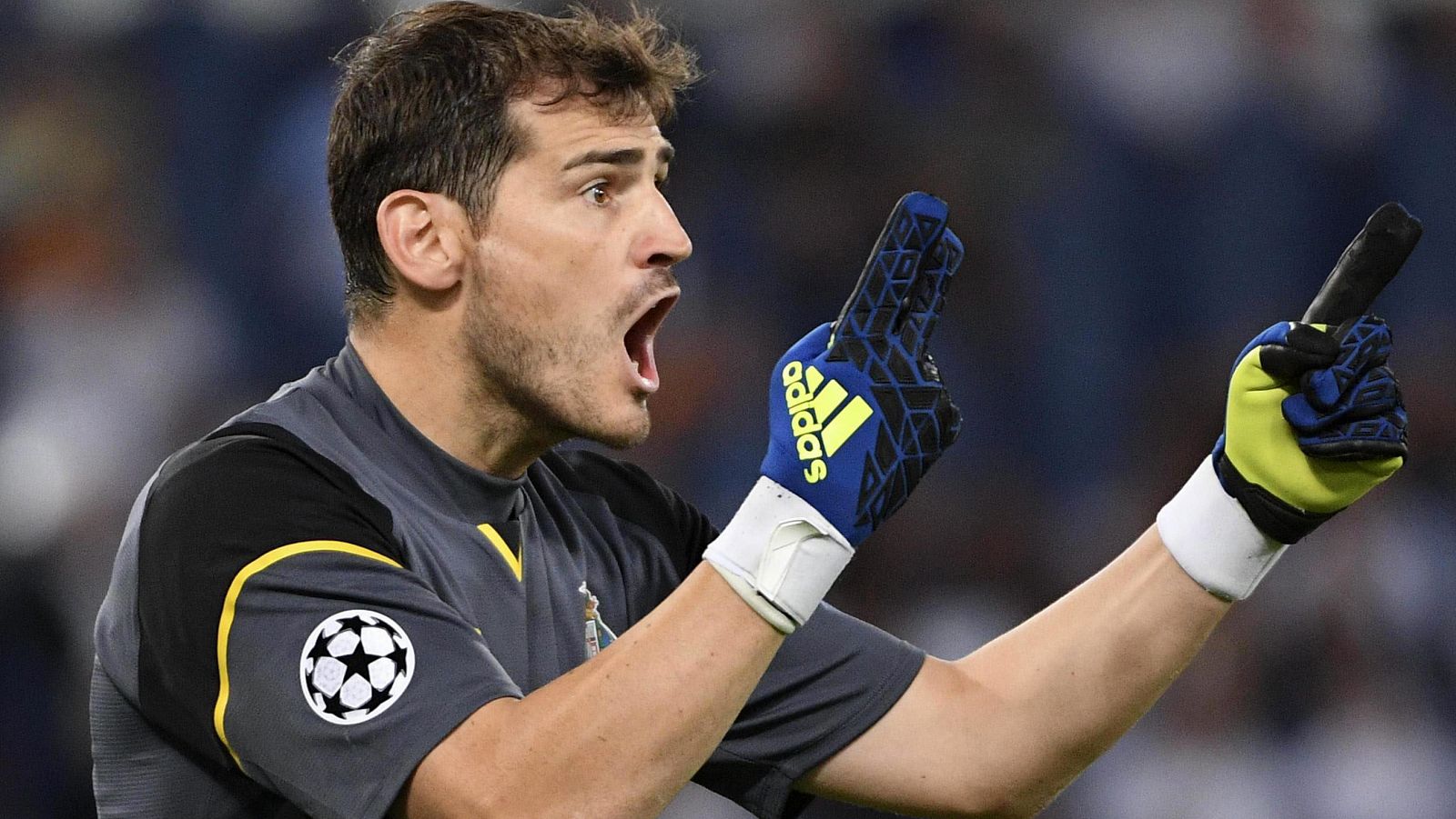 Iker Casillas celebra su clasificación para la fase de grupos de la Champions