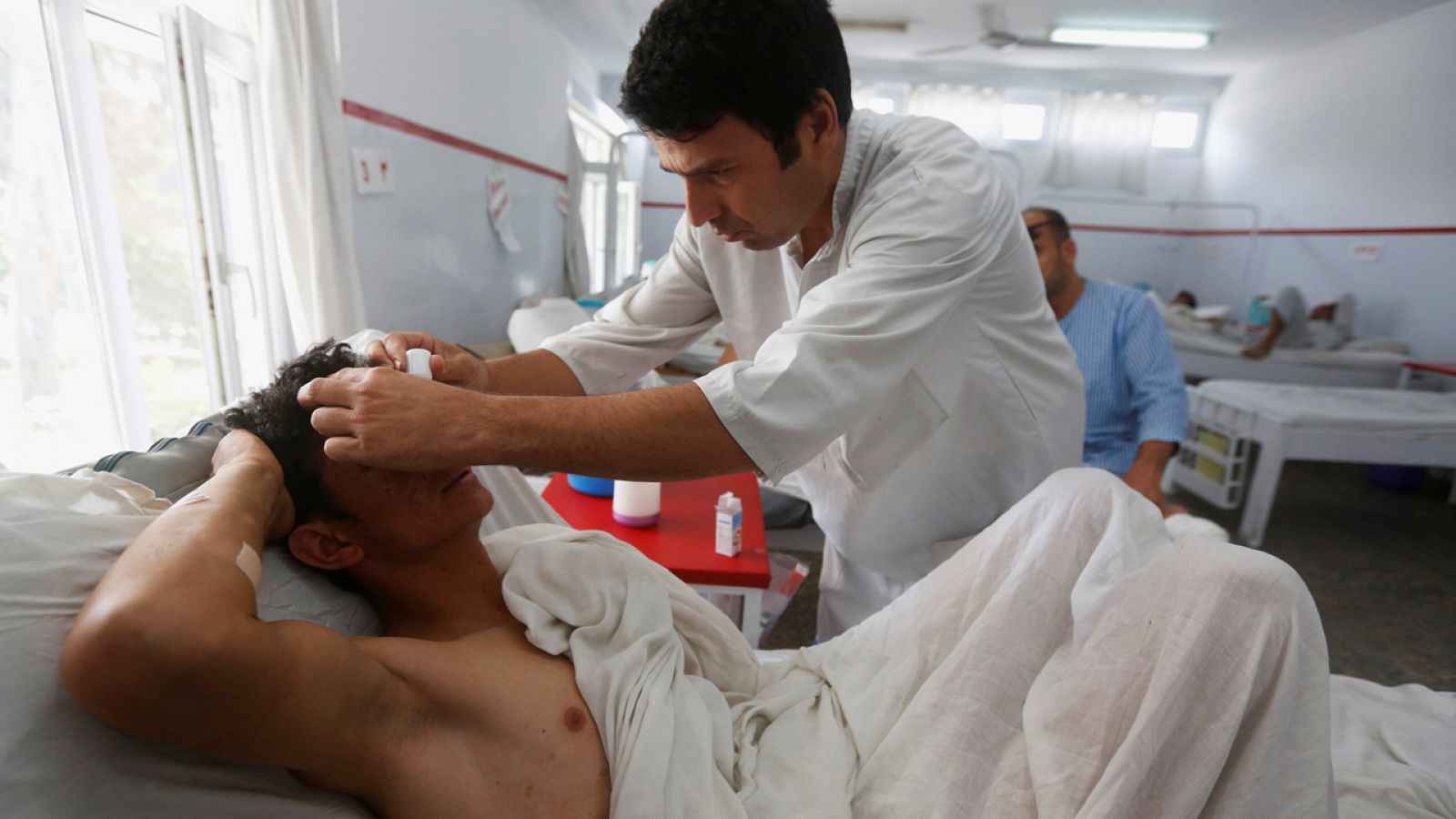Un afgano herido en el ataque a la Universidad Americana en Kabul recibe asistencia