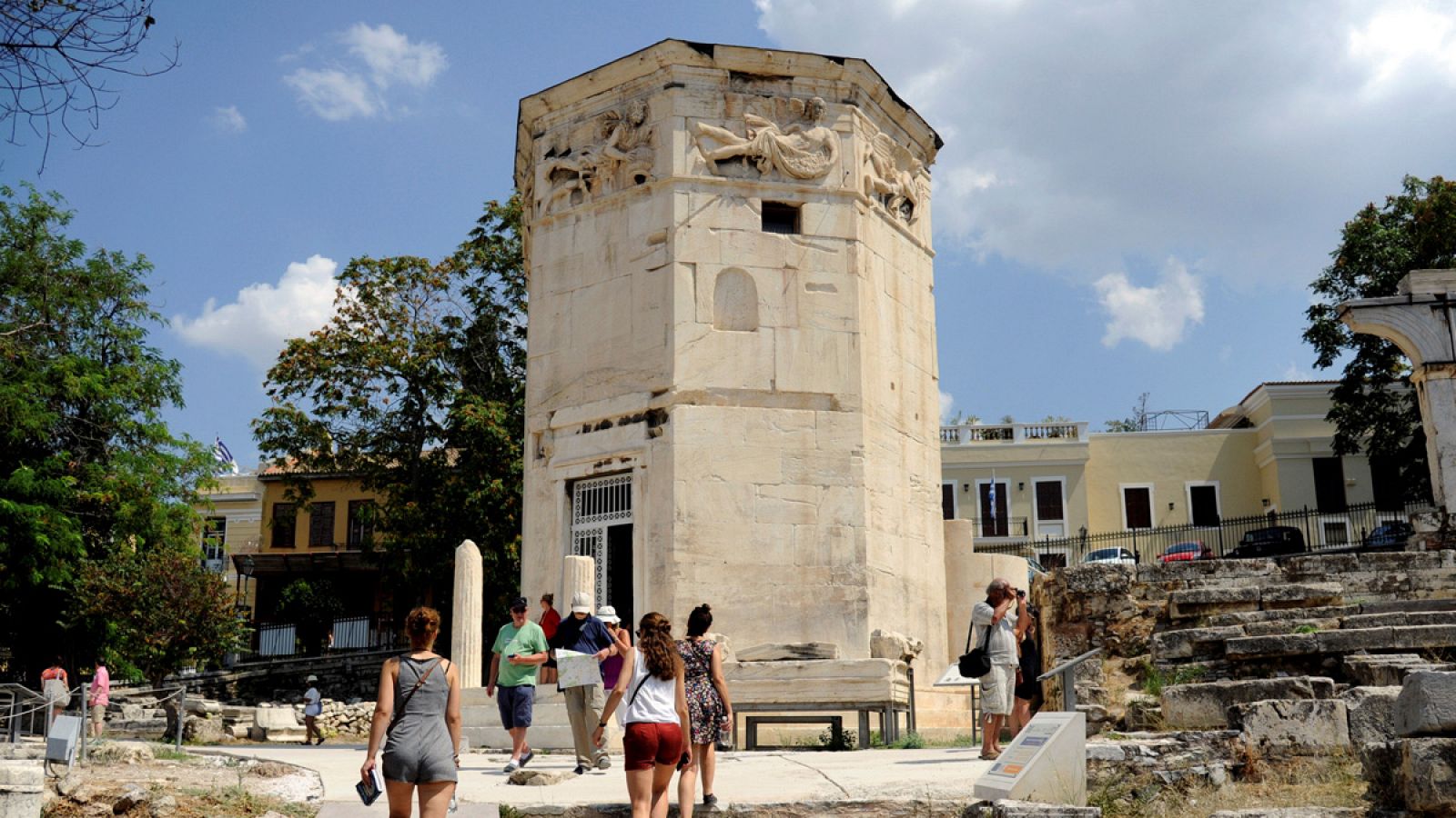 Turistas visitan la Torre de los Vientos en Atenas