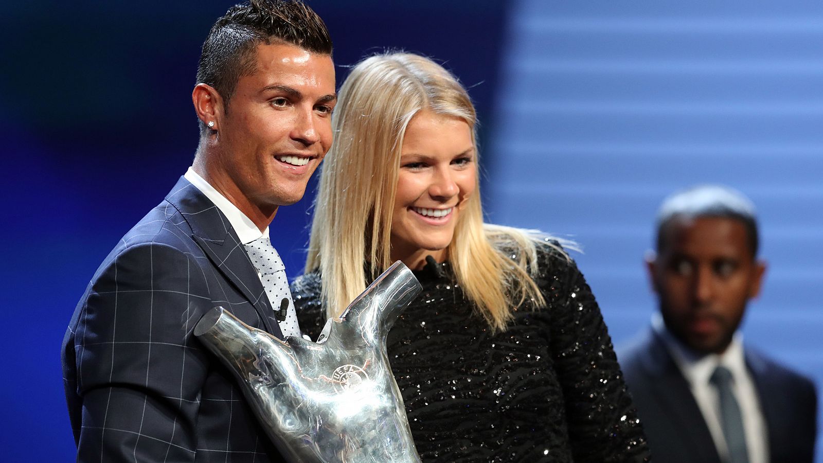 Cristiano Ronaldo, con Ada Hegerberg, mejor jugador y jugadora por la UEFA 2016