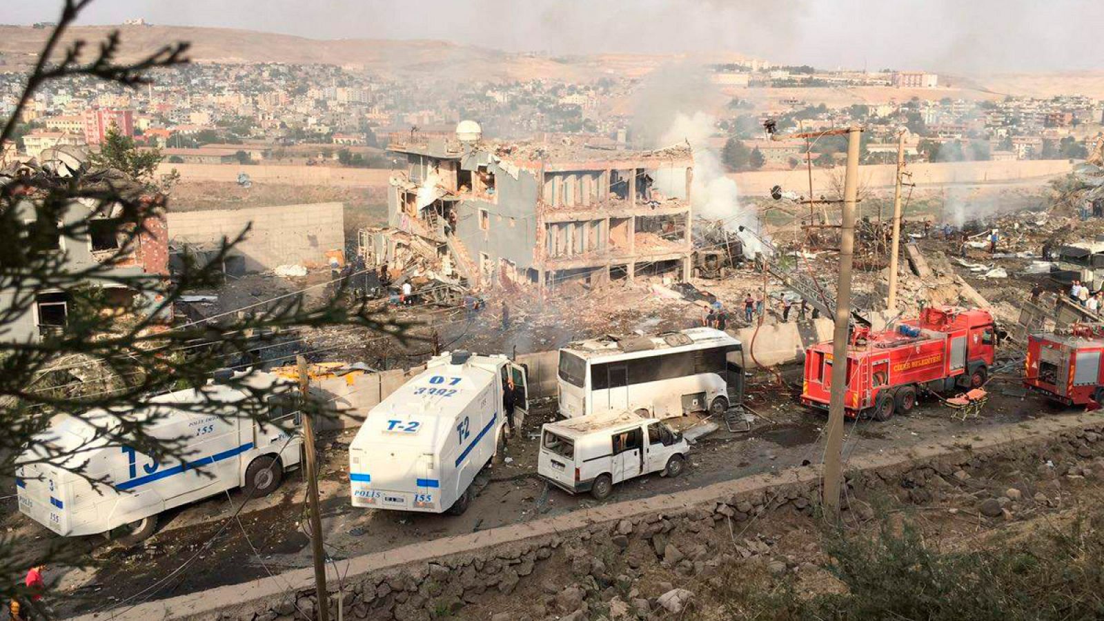 Cuartel de la policía turca en Cizre, cerca de la frontera siria, tras un atentado con bomba este viernes