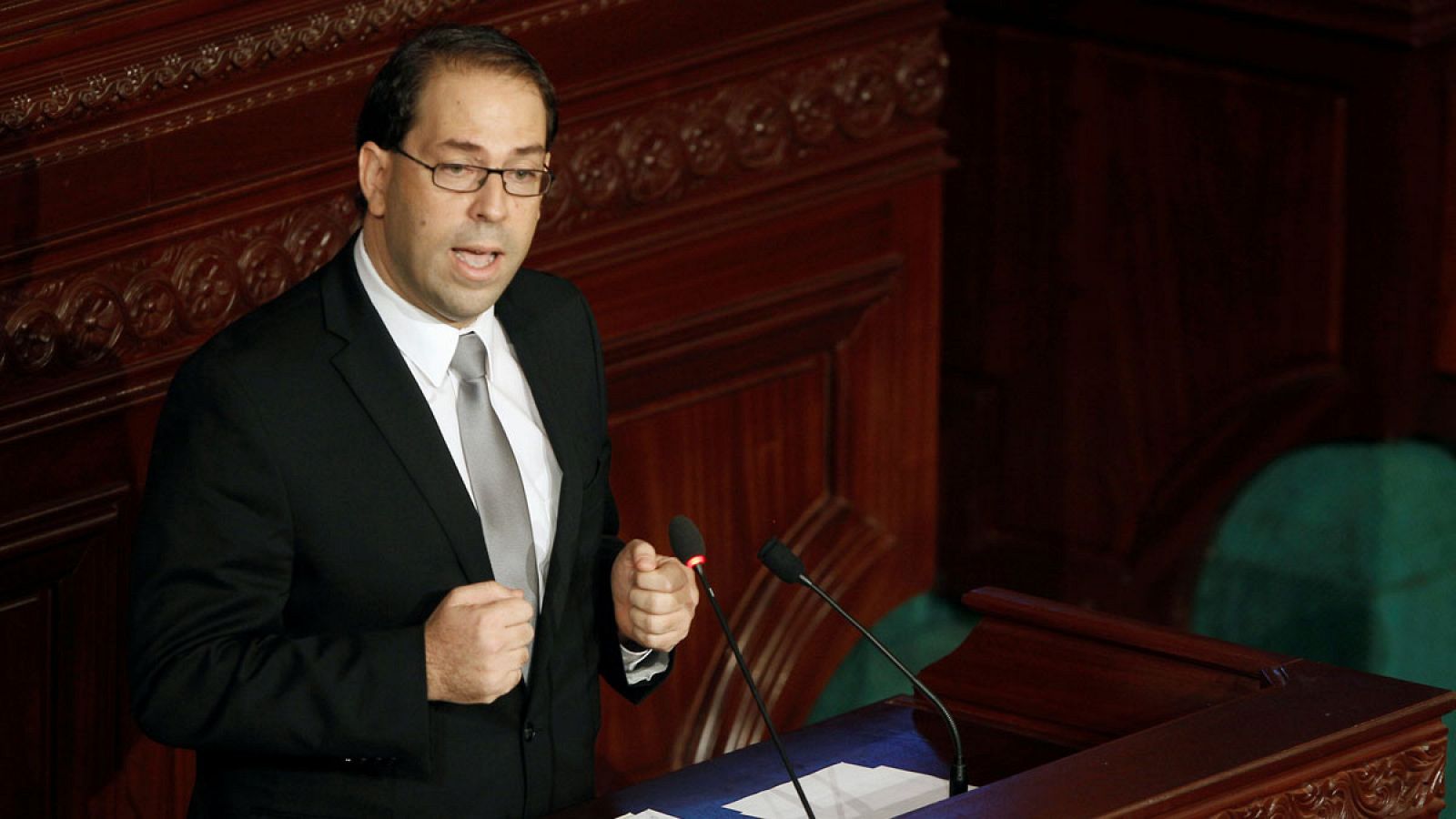 El nuevo primer ministro tunecino, Youssef Chahed, durante su discurso en el Parlamento.