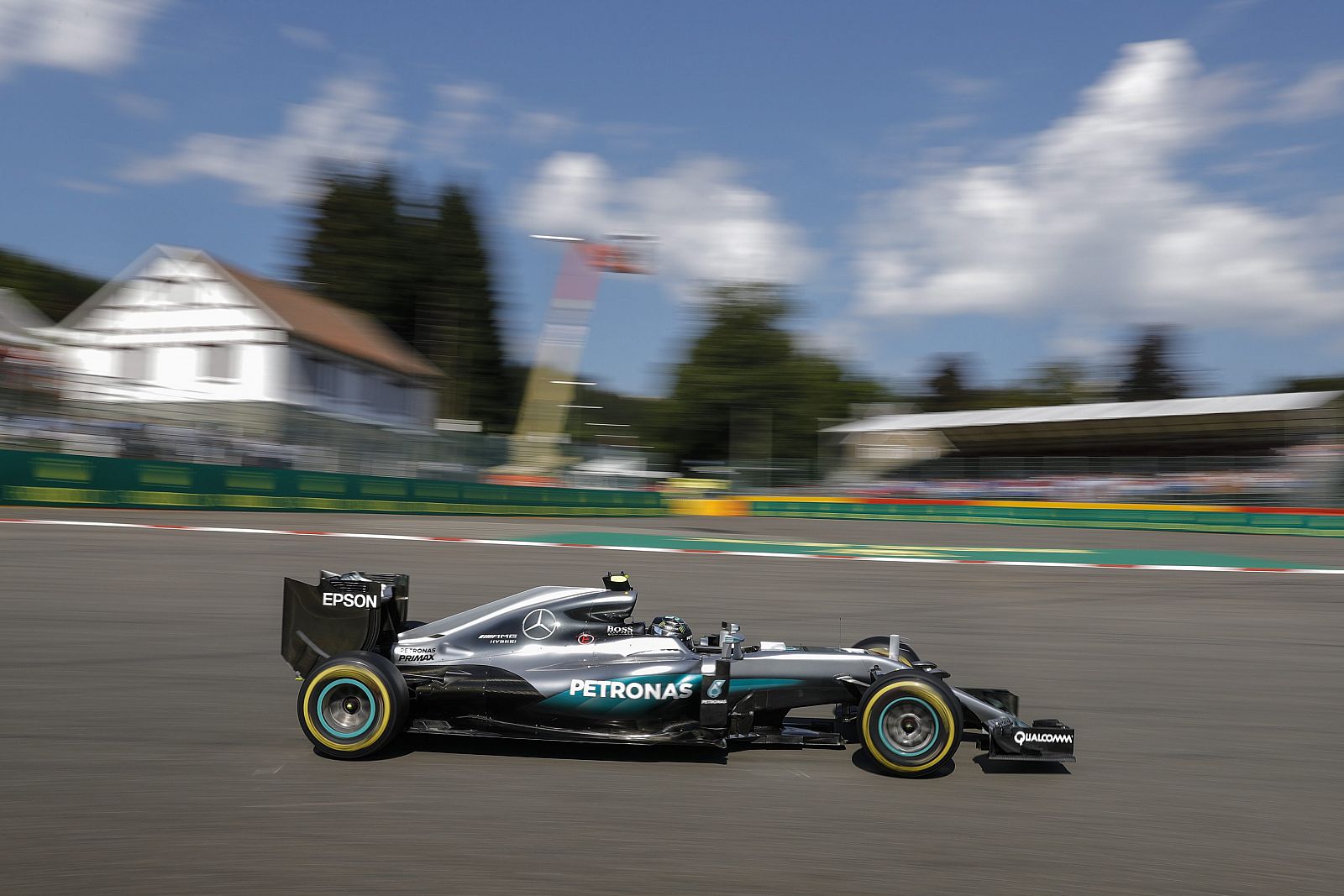 Nico Rosberg en acción durante la sesión en Spa-Francorchamps.