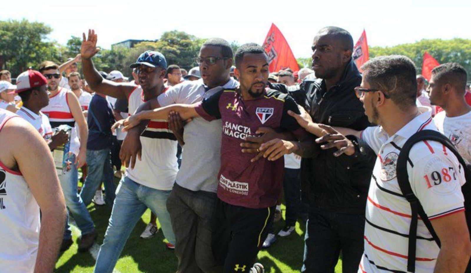 Imagen de la invasión del campo de entrenamiento del Sao Paulo