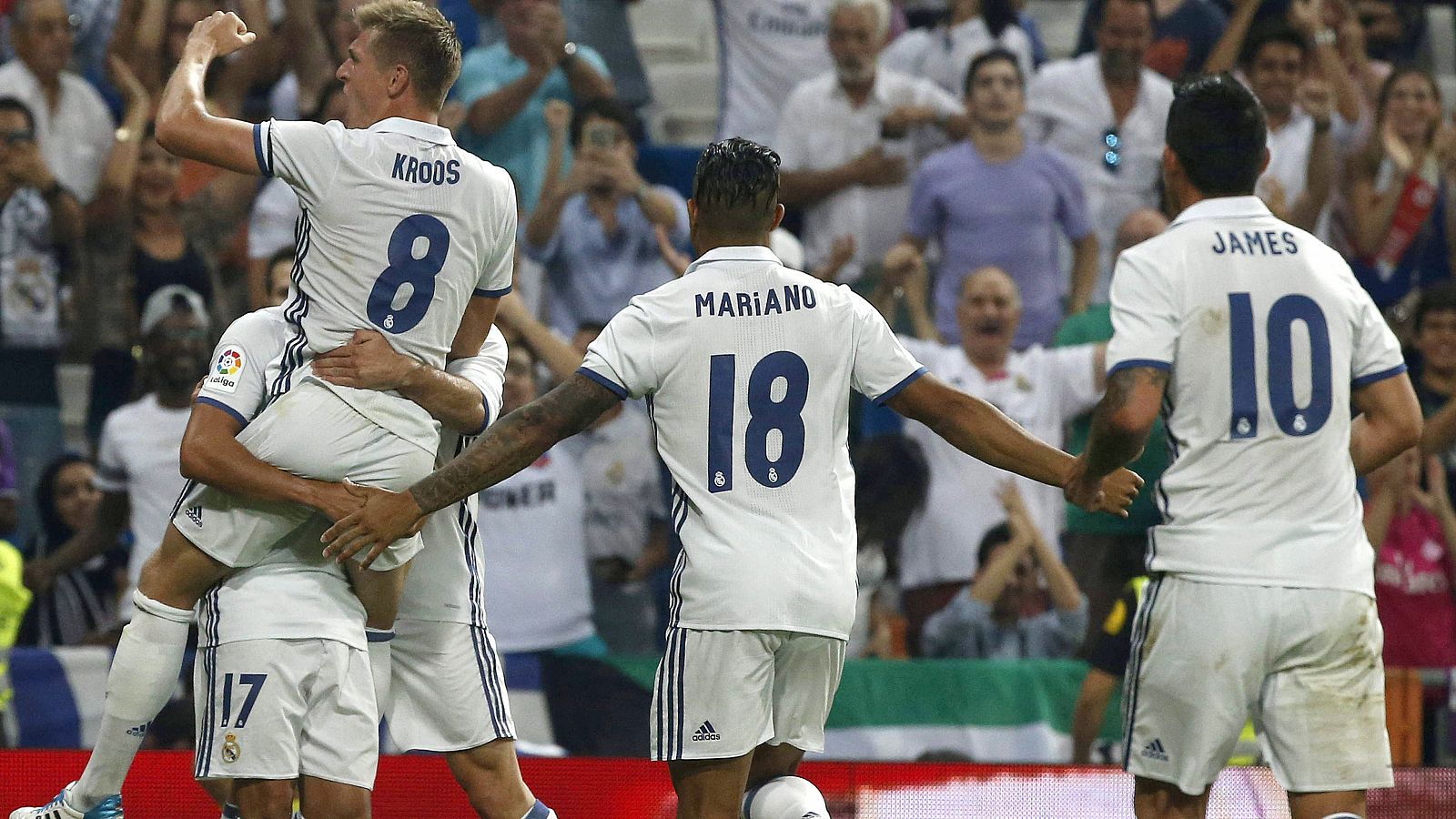 Los jugadores del Real Madrid celebran el segundo gol del equipo blanco