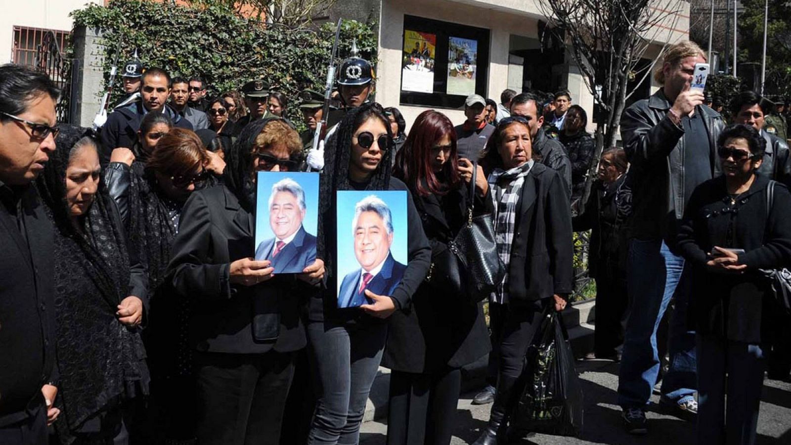 Los familiares del viceministro boliviano de Régimen Interior, Rodolfo Illanes, encabezan una procesión con su ataúd, hacia una funeraria en La Paz.