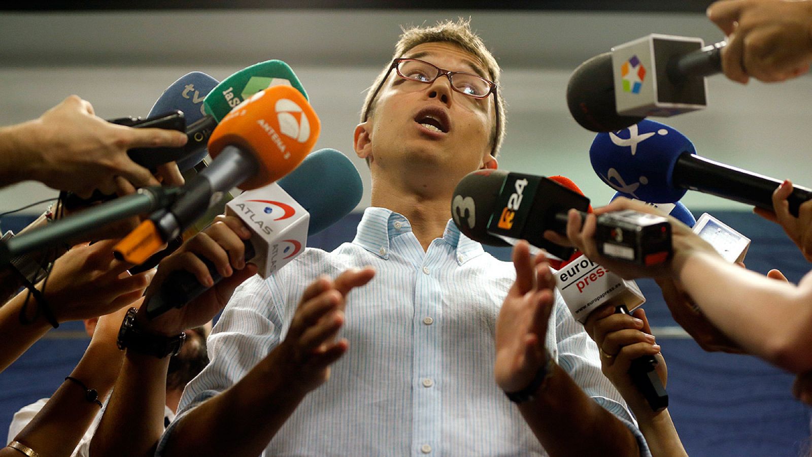 Íñigo Errejón atiende a los periodistas en el Congreso de los Diputados