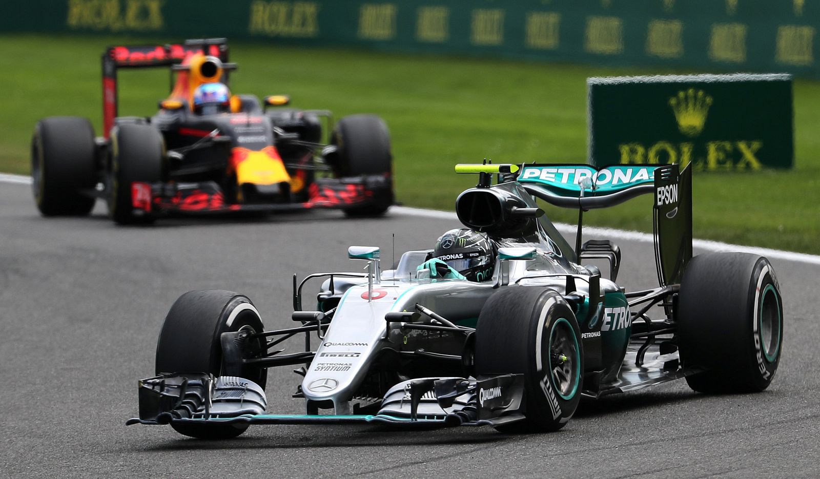 Nico Rosberg seguido por Daniel Ricciardo durante el GP de Bélgica.