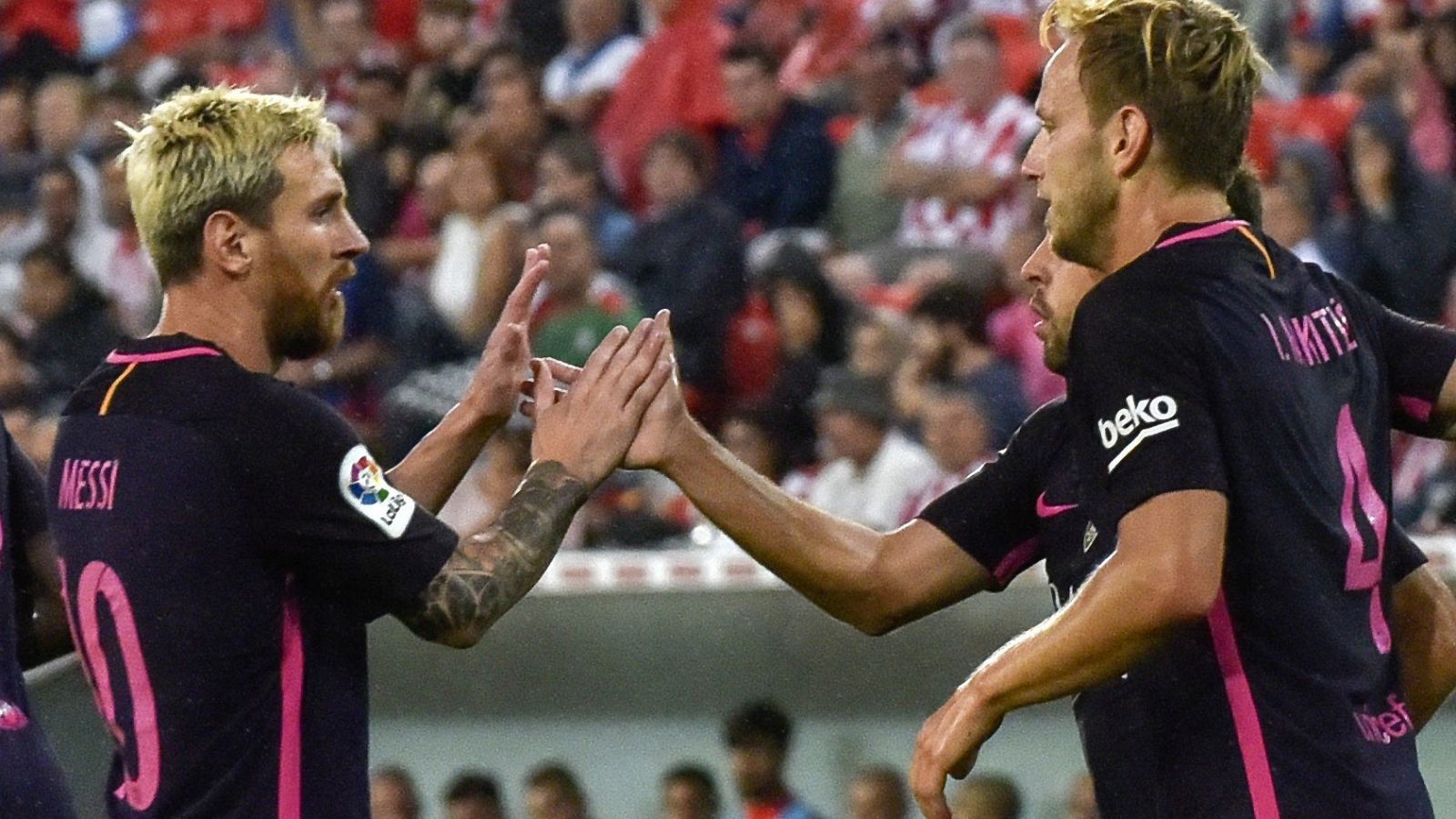 Leo Messi celebra con Ivan Rakitic el 1-0 del Barça