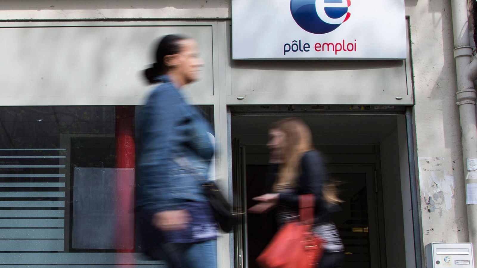 Dos mujeres pasan por delante de una oficina privada de empleo en París en una imagen de archivo