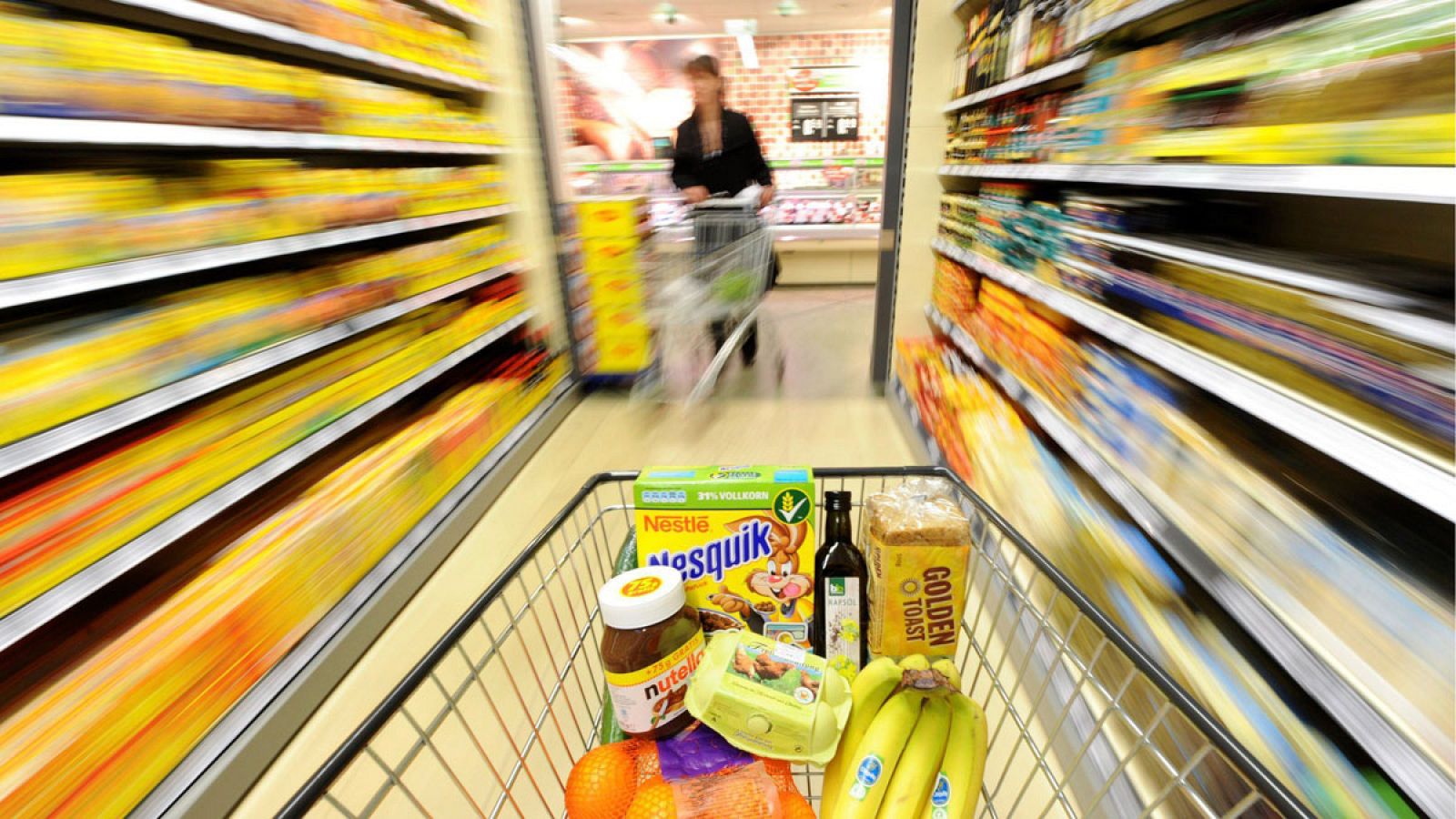 Carro de la compra en un supermercado alemán en una imagen de archivo