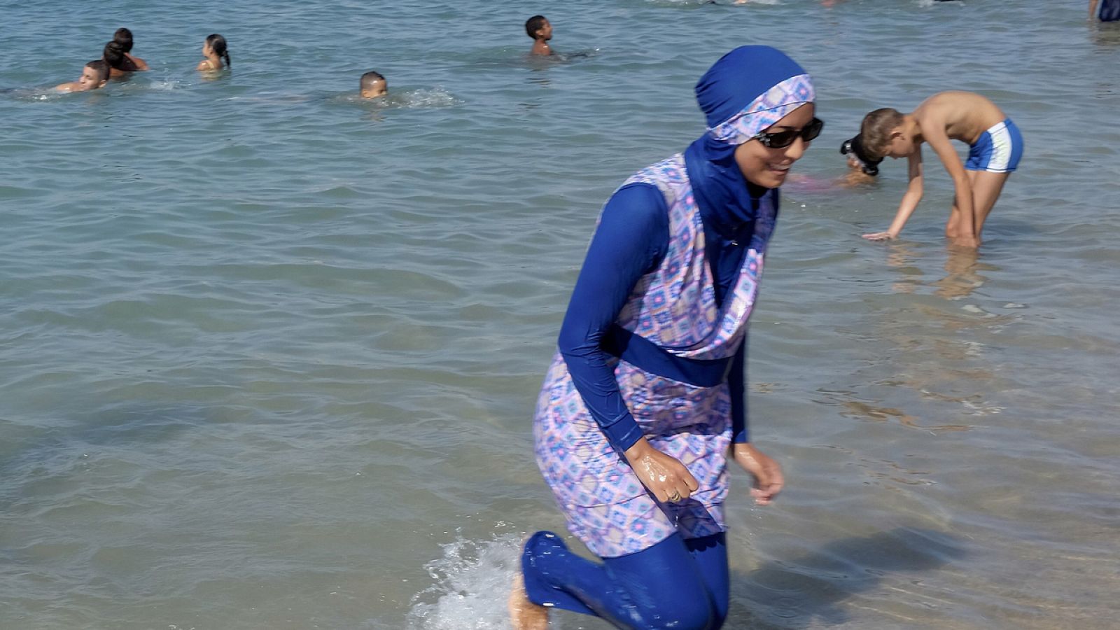 Una mujer viste un 'burkini' en una playa de Marsella, Francia