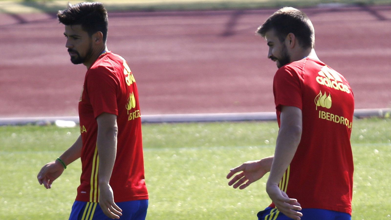 Piqué (derecha), junto a Nolito en el entrenamiento de la selección