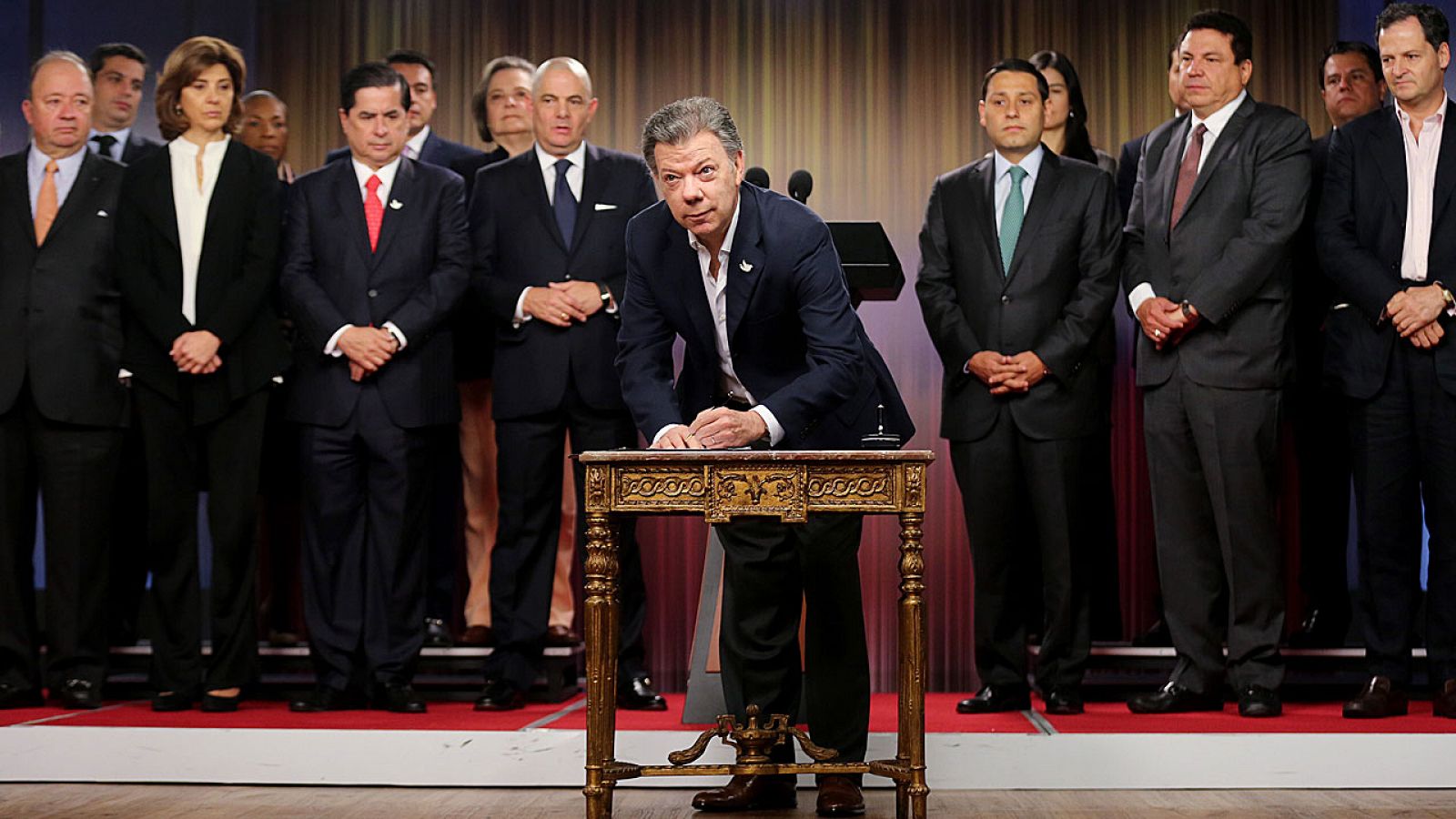 El presidente de Colombia, Juan Manuel Santos firma en el Palacio de Nariño de Bogotá la convocatoria al plebiscito para refrendar el acuerdo de paz rubricado la semana pasada con las FARC en Cuba.
