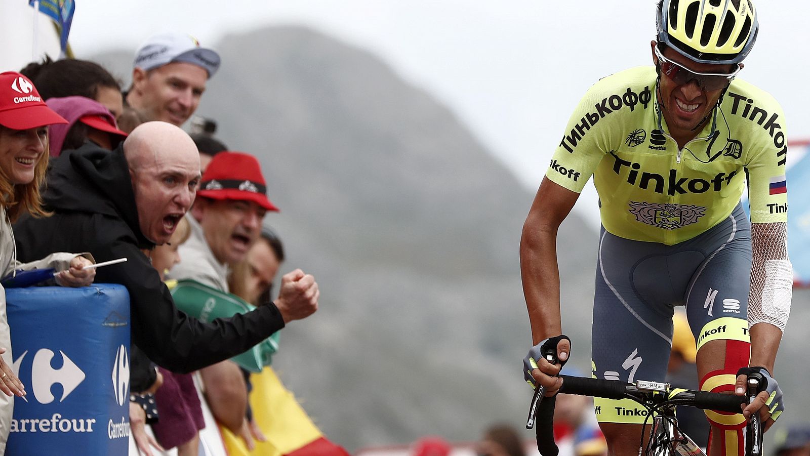 Alberto Contador sufre en la décima etapa de La Vuelta 2016 que concluyó en lo alto de los Lagos de Covadonga.