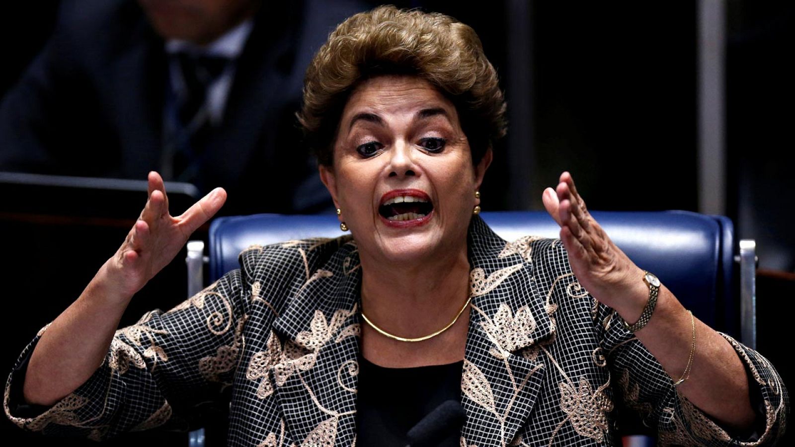 La presidenta de Brasil, Dilma Rousseff, respondiendo a los senadores durante su juicio político