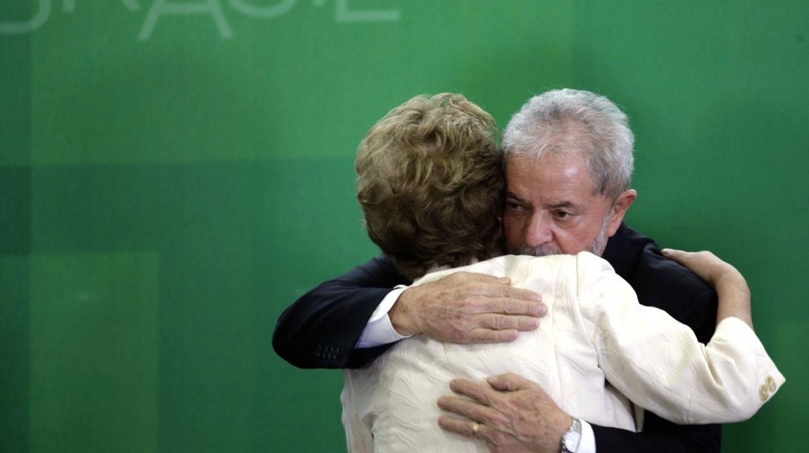 El expresidente brasileño Lula da Silva abraza a Dilma Rousseff, heredera de su legado socialista.