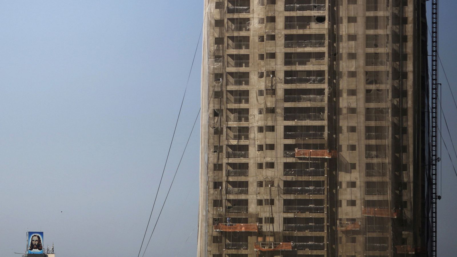 Una imagen de Jesucristo junto a un edificio en construcción en Sao Paolo