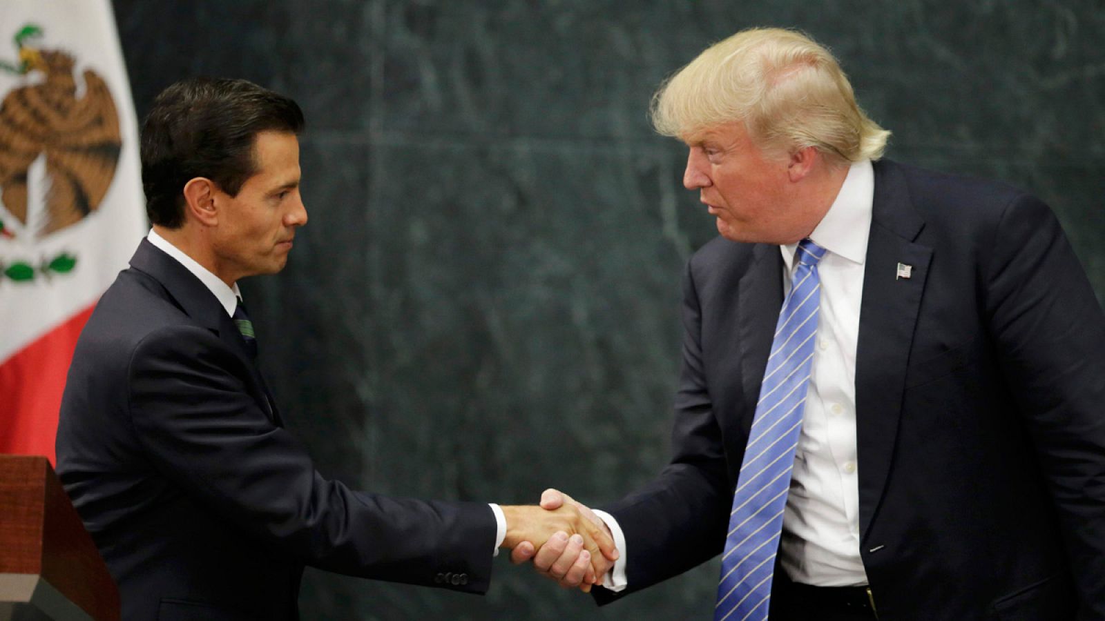 El presidente de México, Enrique Peña Nieto, estrecha la mano del candidato republicano a la Casa Blanca, Donald Trump