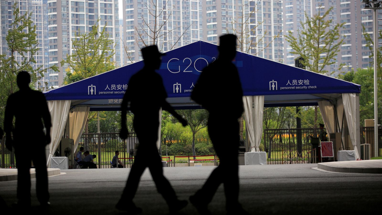 Personal de seguridad delante del centro de conferencias en la ciudad china de Hangzhou donde va a tener lugar la cumbre del G20