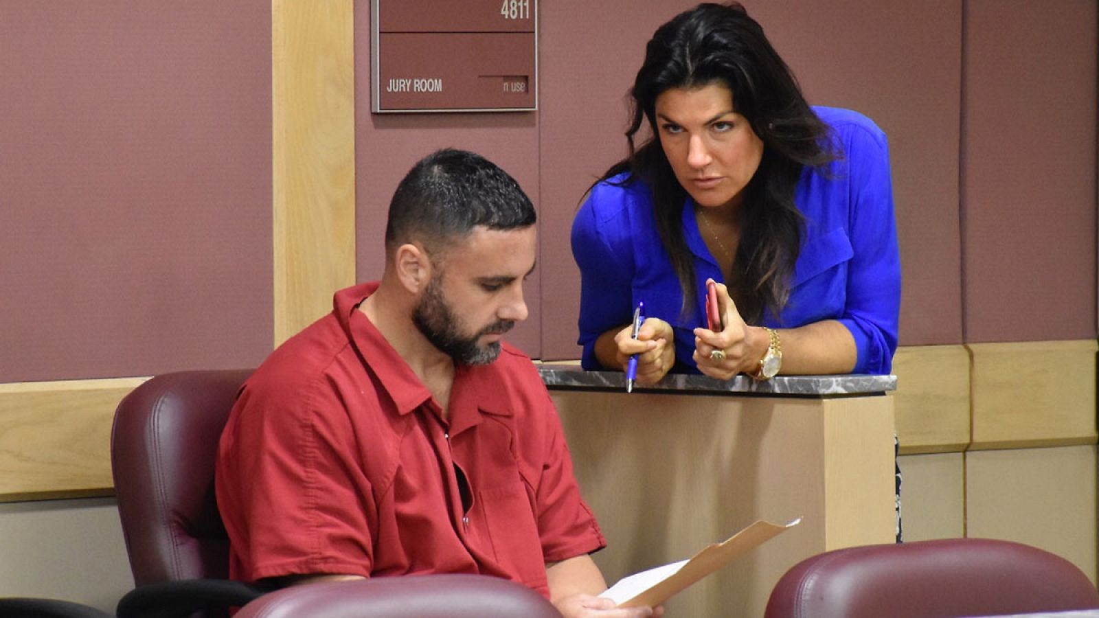 La abogada Tarlika Navarro habla con su cliente, el español Pablo Ibar el miércoles 17 de agosto de 2016, durante una audiencia en la corte federal del Condado de Broward en Fourt Lauderdale, Florida (EE.UU.).