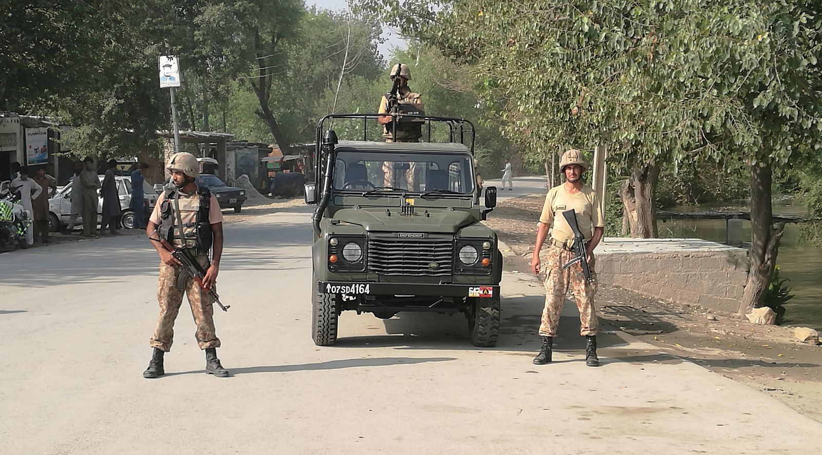 Soldados paquistaníes montan guardia tras el ataque suicida a un barrio cristiano en Peshawar, Pakistán